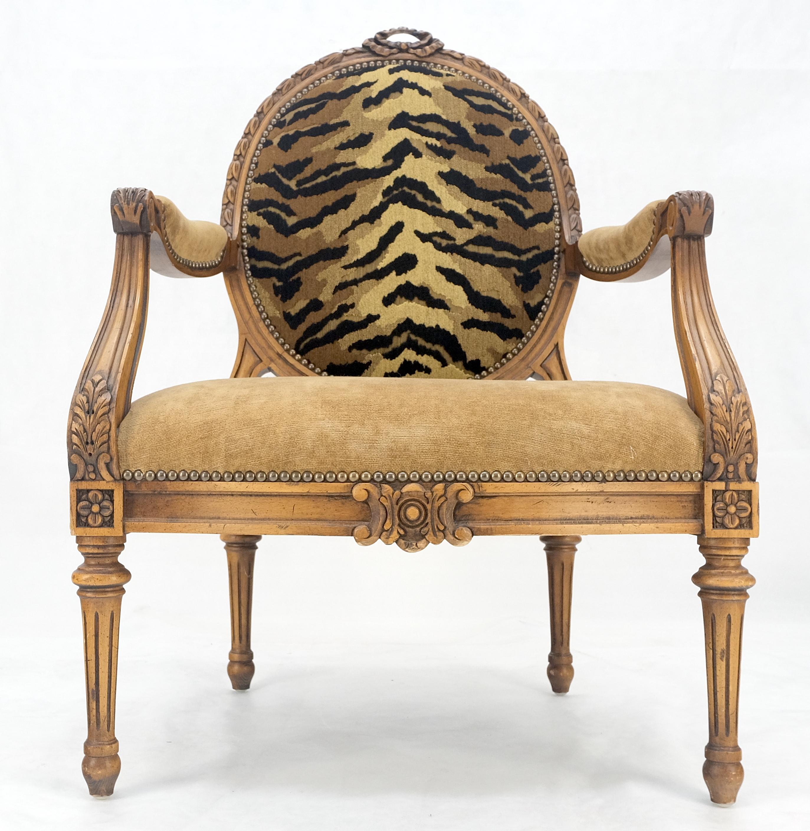 Silla con Brazos Francesa Redonda Tallada Respaldo Tapizado Tigre Asiento Mohair Camel MINT siglo XX en venta
