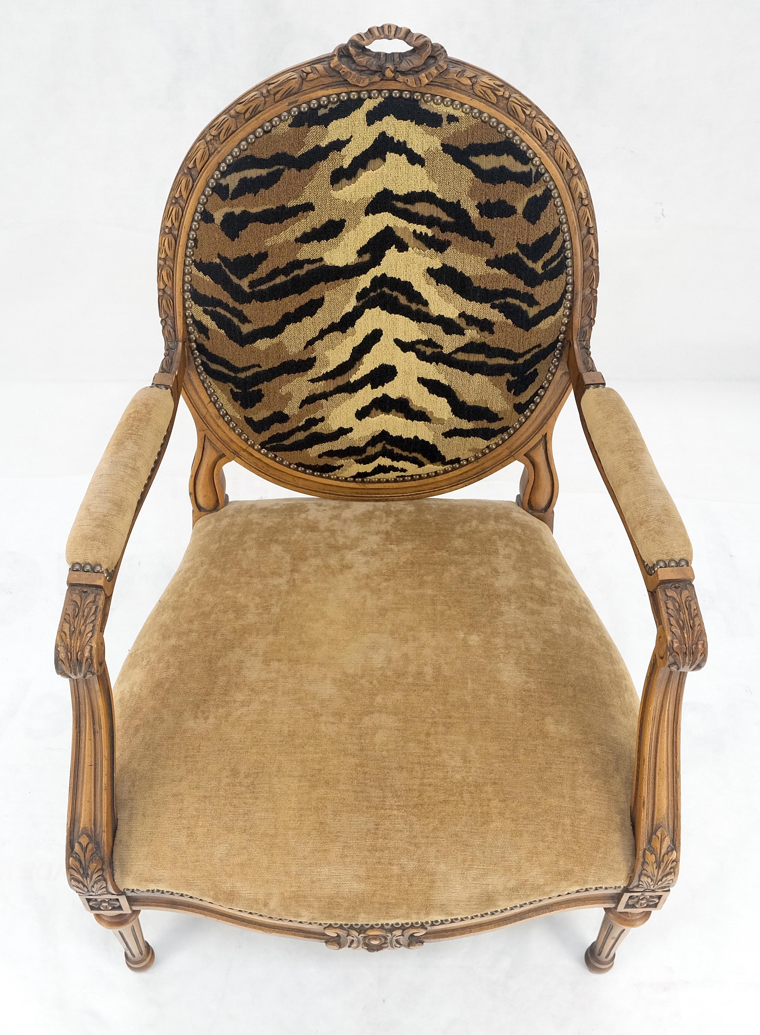 Silla con Brazos Francesa Redonda Tallada Respaldo Tapizado Tigre Asiento Mohair Camel MINT Madera dura en venta