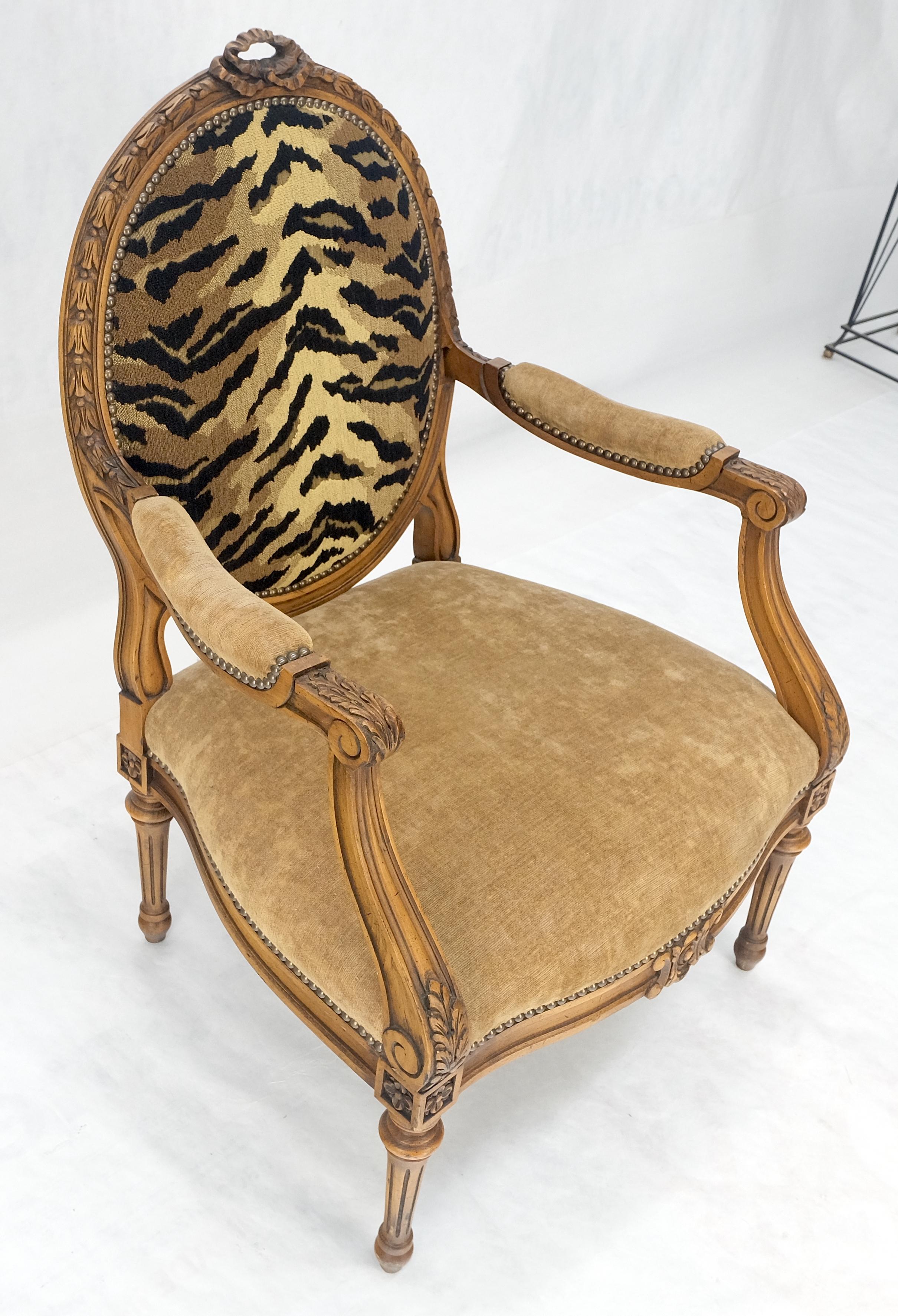 Silla con Brazos Francesa Redonda Tallada Respaldo Tapizado Tigre Asiento Mohair Camel MINT en venta 1