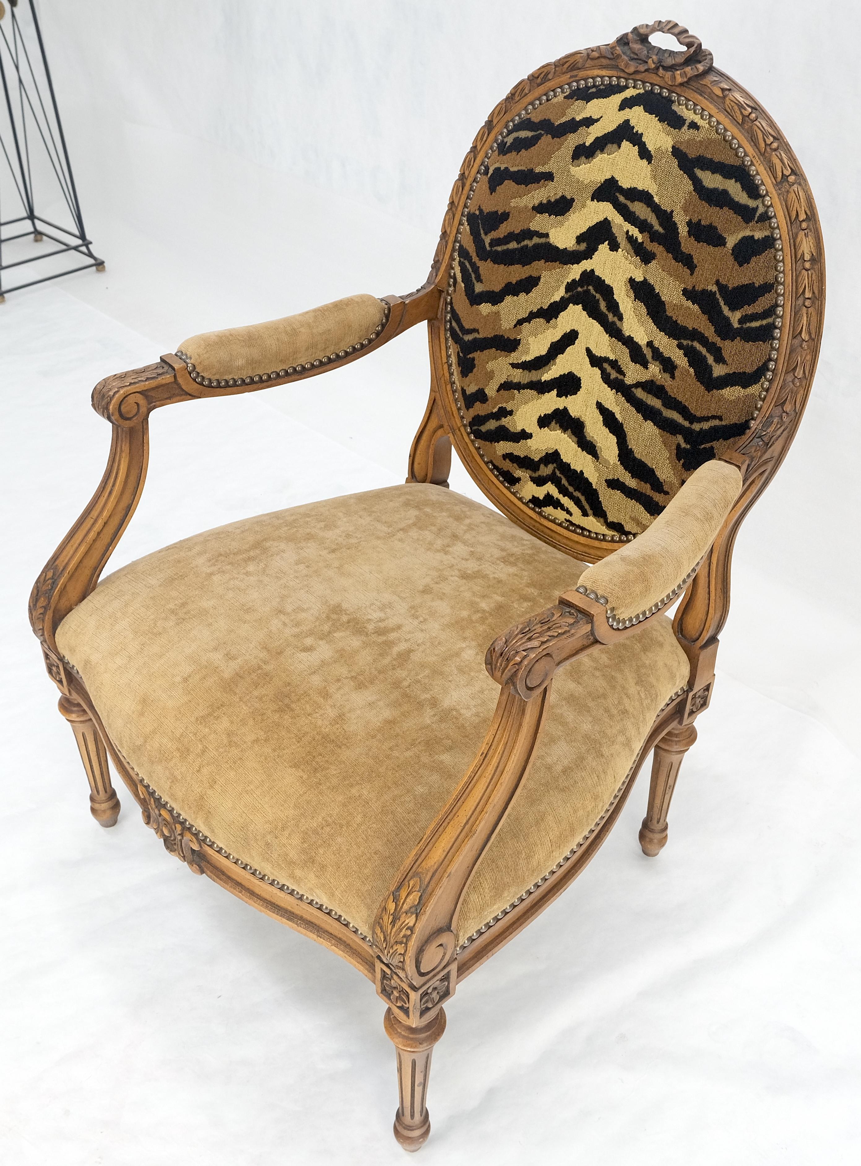 Silla con Brazos Francesa Redonda Tallada Respaldo Tapizado Tigre Asiento Mohair Camel MINT en venta 2