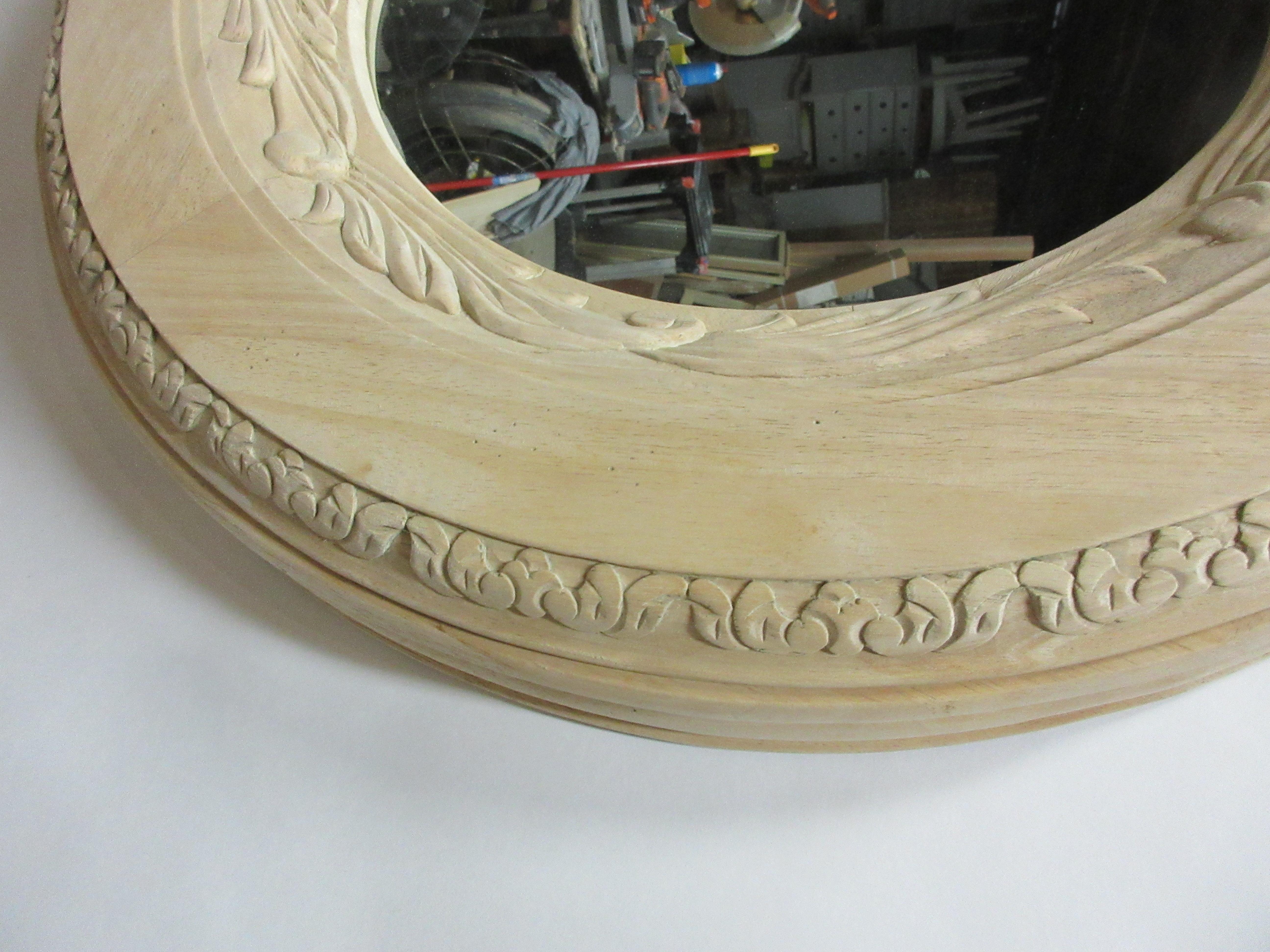 Carved Round Wall Mirror In Good Condition For Sale In Hollywood, FL