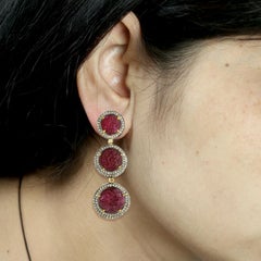 Orecchini pendenti a tre livelli con diamanti in oro e argento 18 k con rubino intagliato