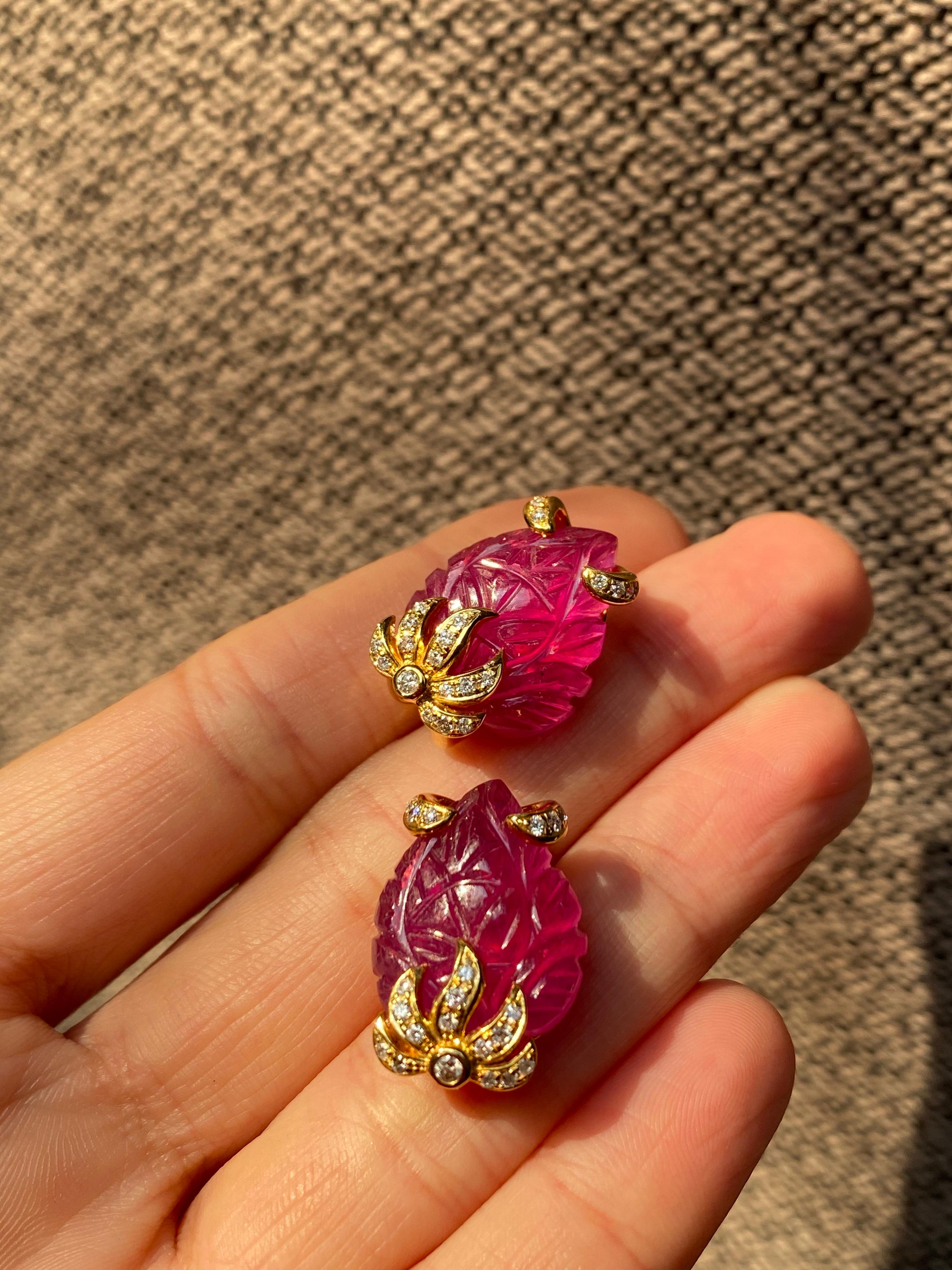 Clous d'oreilles en or jaune 18 carats avec rubis sculpté et diamants Neuf - En vente à Bangkok, Thailand