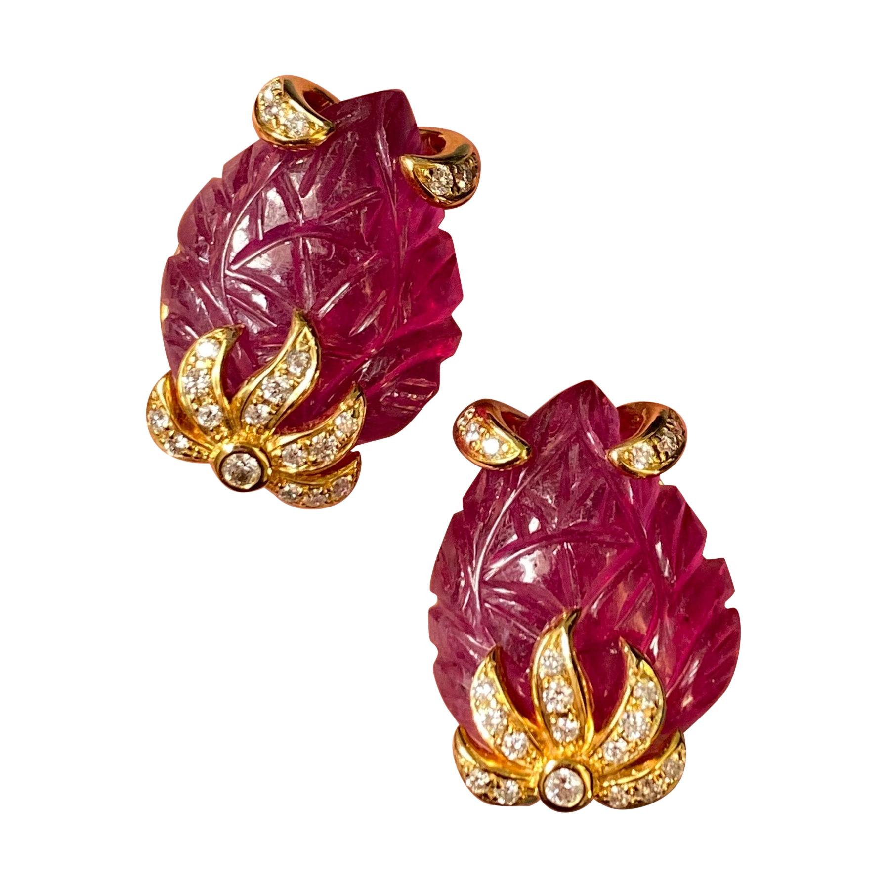 Clous d'oreilles en or jaune 18 carats avec rubis sculpté et diamants en vente