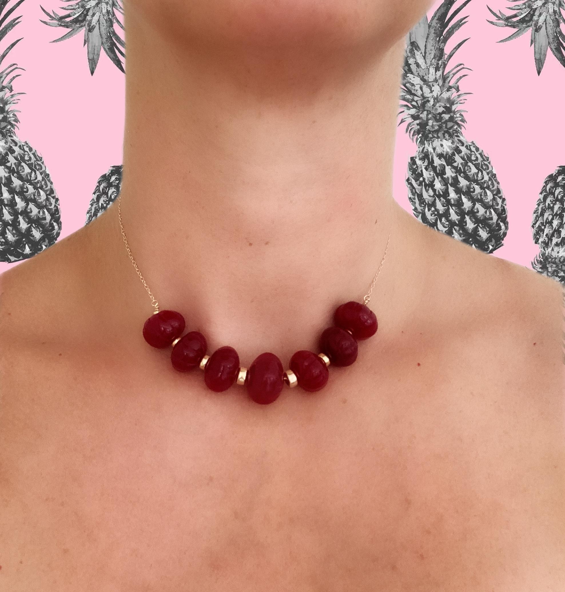 Geschnitzte Rubin Perle abgestufte Sweetie Kette Halskette mit Gelbgold Rondellen für Damen oder Herren im Angebot