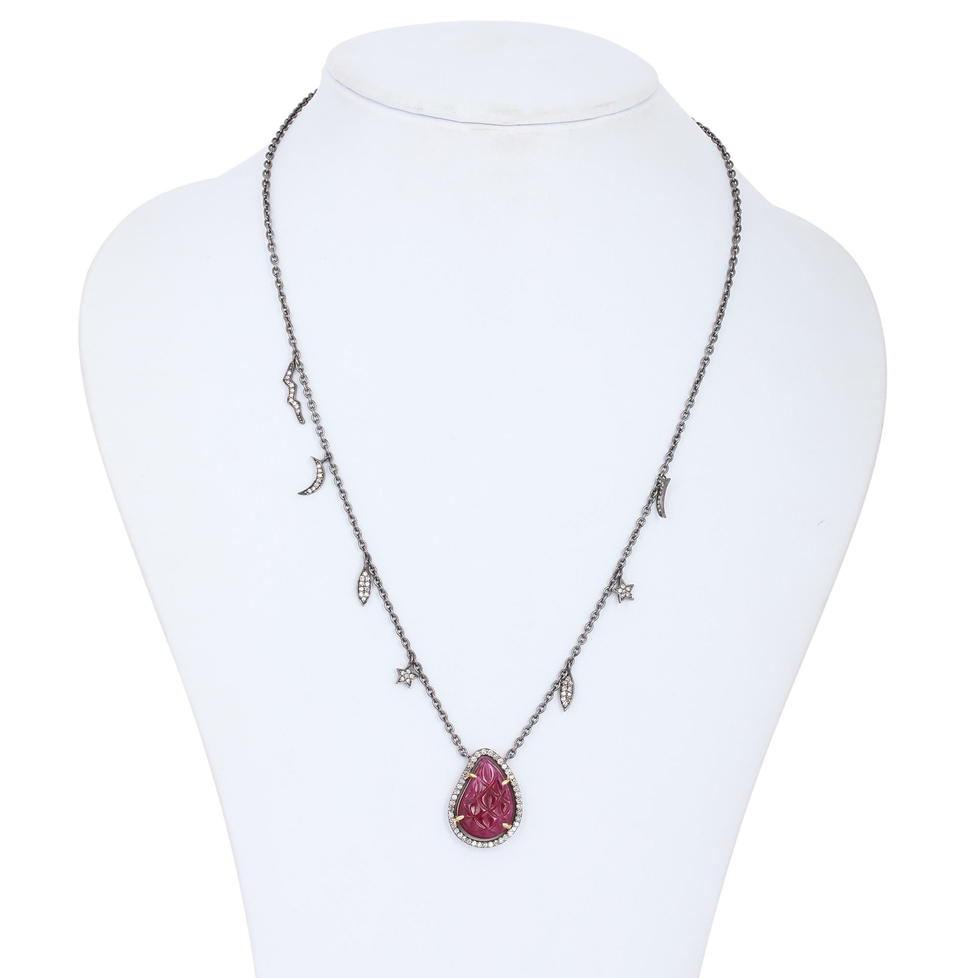 Artisan Collier pendentif en rubis sculpté et diamants en vente