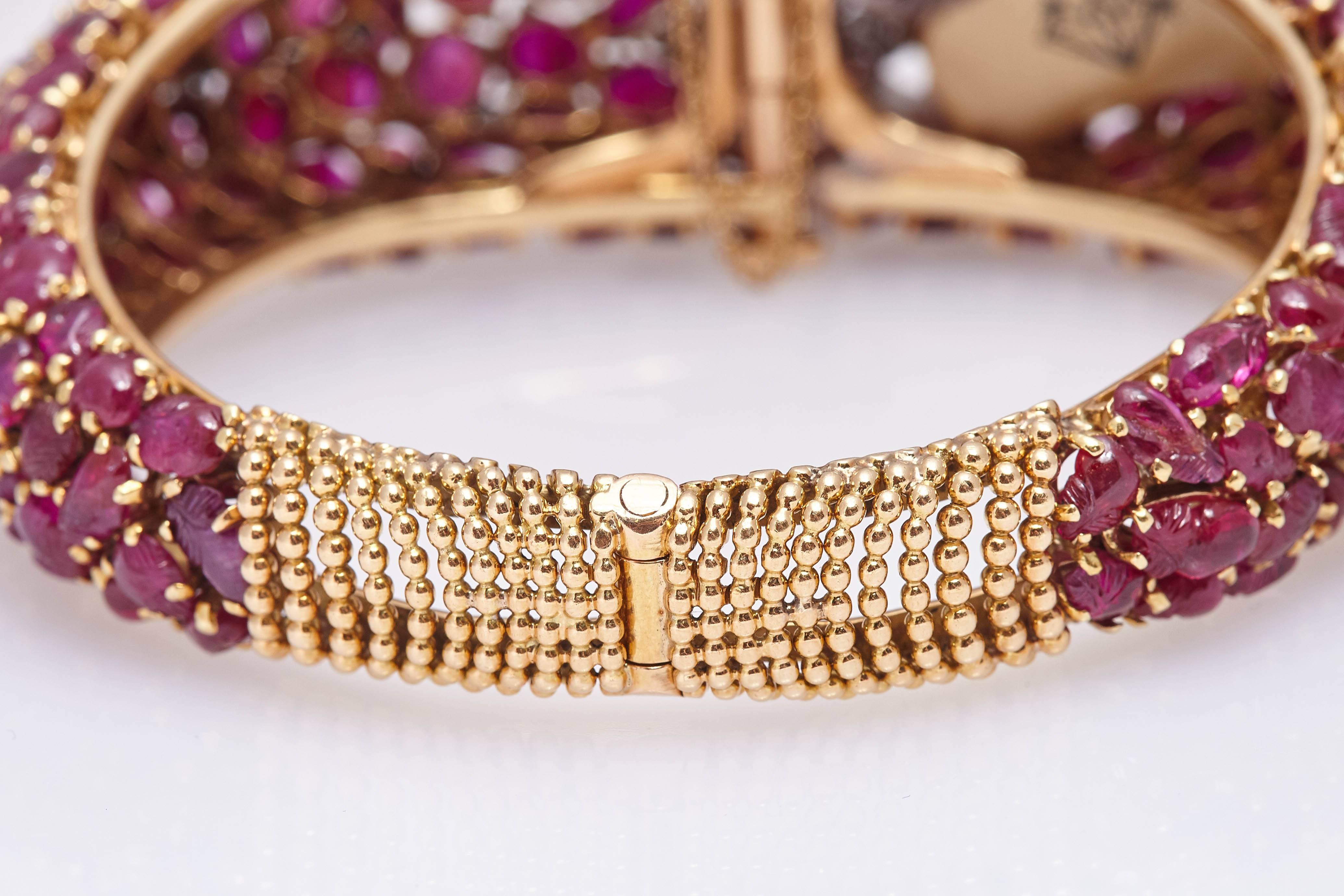 Bracelet manchette sculpté en rubis, émeraudes et diamants Excellent état - En vente à New York, NY