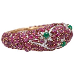 Bracelet manchette sculpté en rubis, émeraudes et diamants