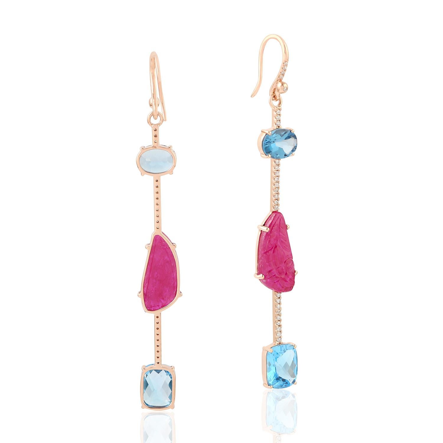 Contemporain Boucles d'oreilles linéaires en or 18 carats avec rubis sculpté, iolite et diamant en vente