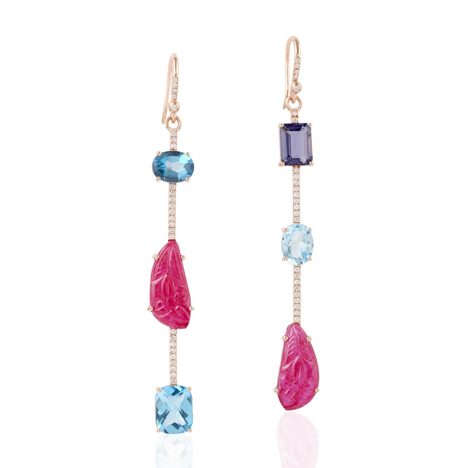 Taille mixte Boucles d'oreilles linéaires en or 18 carats avec rubis sculpté, iolite et diamant en vente