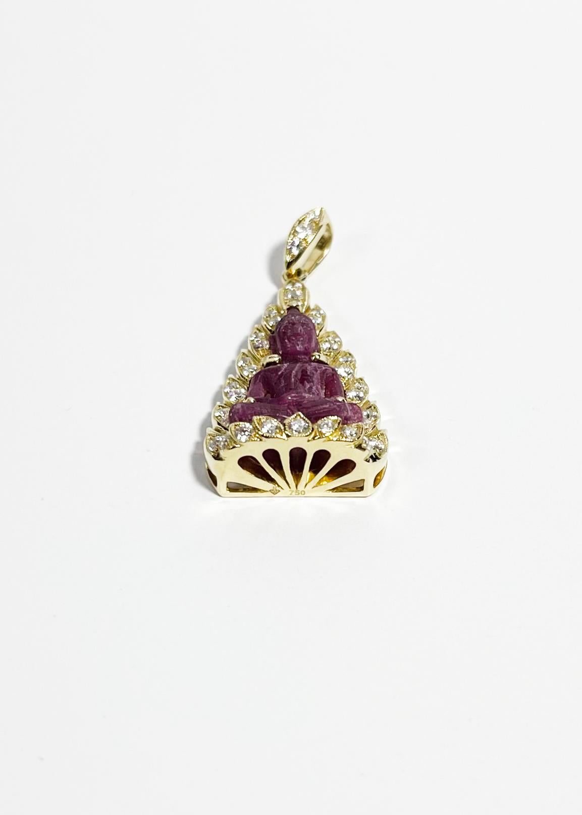 Taille mixte Pendentif Bouddha en rubis sculpté et diamant serti dans de l'or 18K en vente