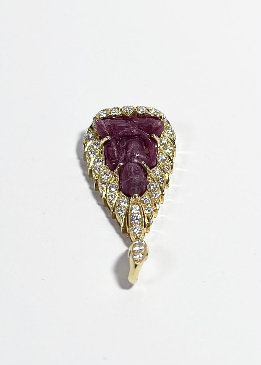 Pendentif Bouddha en rubis sculpté et diamant serti dans de l'or 18K en vente 1