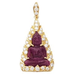 Ciondolo Buddha in oro 18 carati con rubino e diamanti intagliati