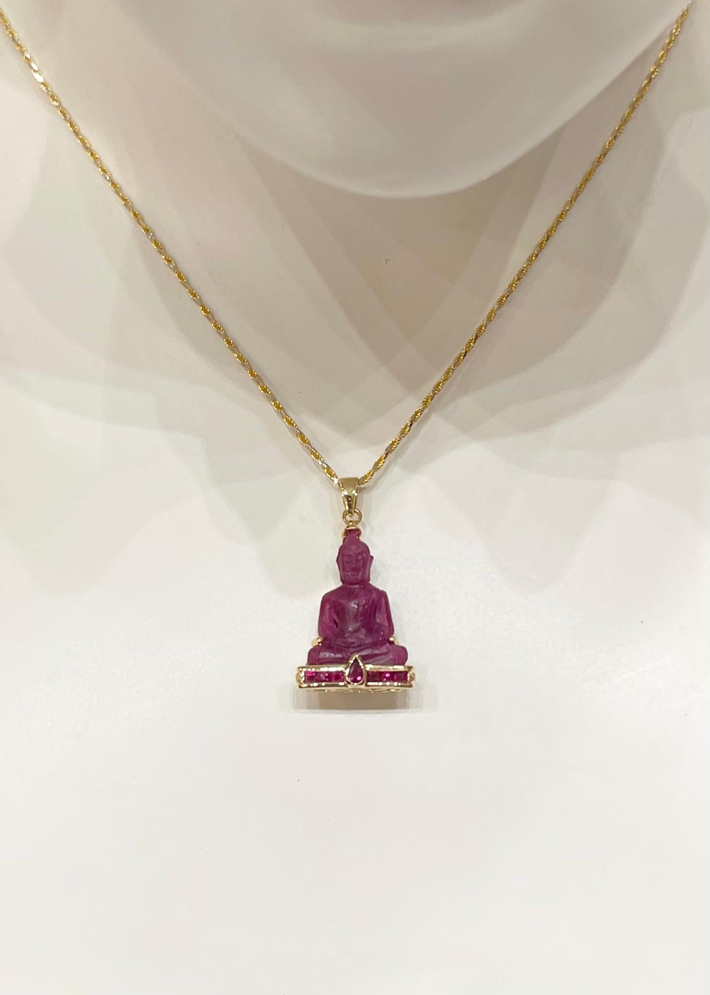 Rubis sculpté de 13,95 carats avec pendentif en rubis de 0,50 carat serti dans une monture en or 18 carats
(chaîne non incluse)

Largeur : 1.7 cm 
Longueur : 3.1 cm
Poids total : 6,71 grammes

