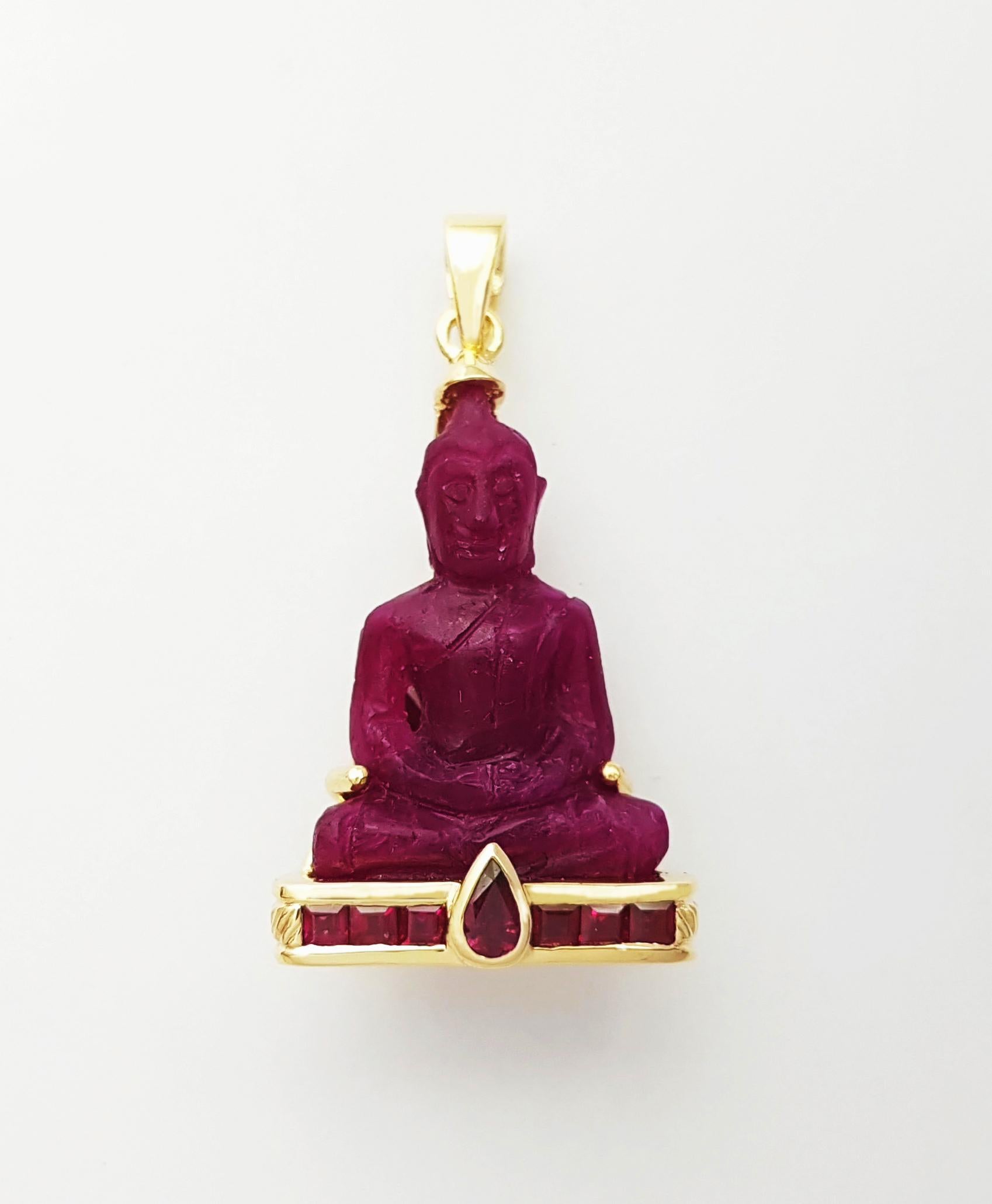 Contemporain Pendentif bouddha en rubis sculpté serti dans de l'or 18K en vente