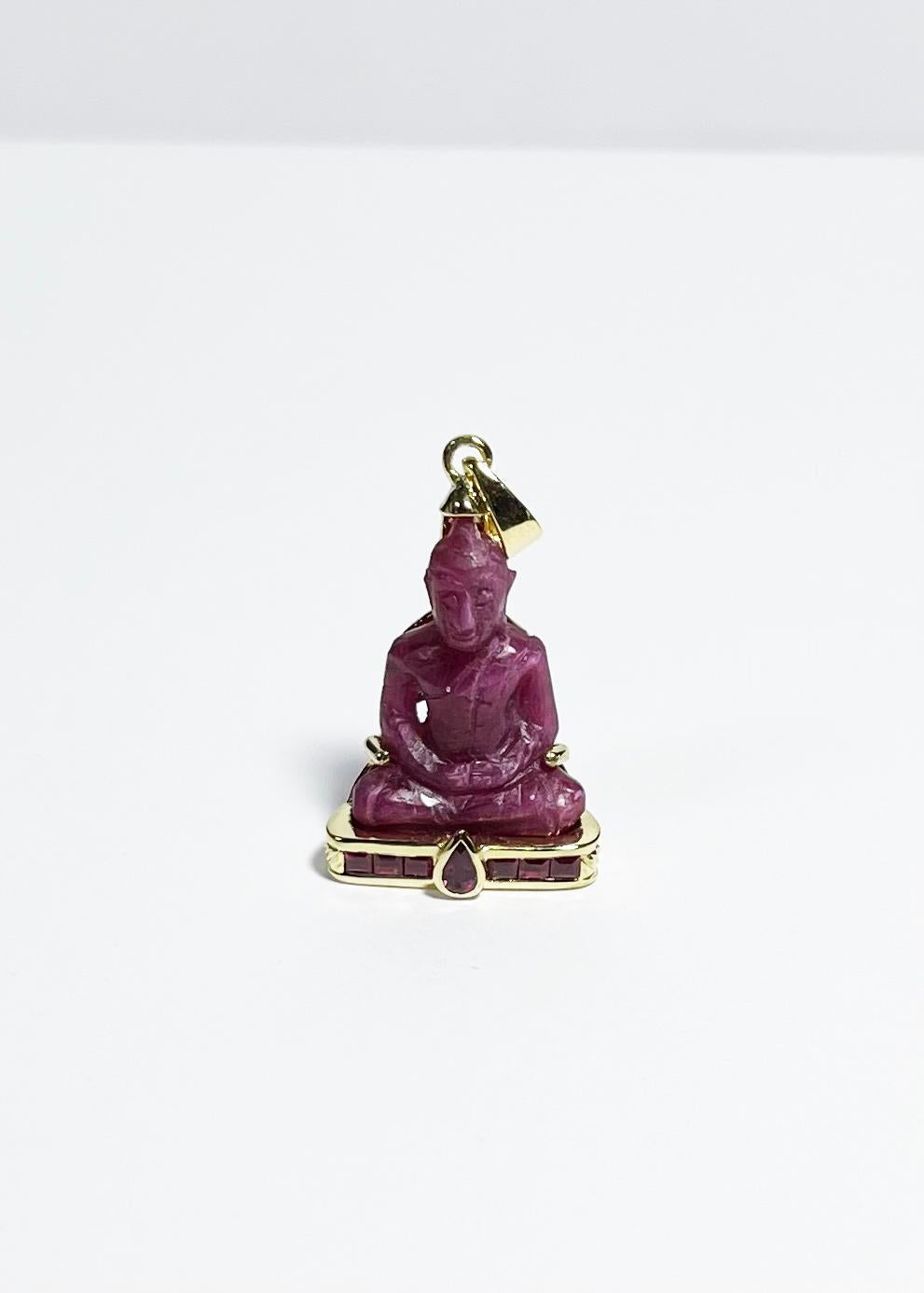 Taille mixte Pendentif bouddha en rubis sculpté serti dans de l'or 18K en vente