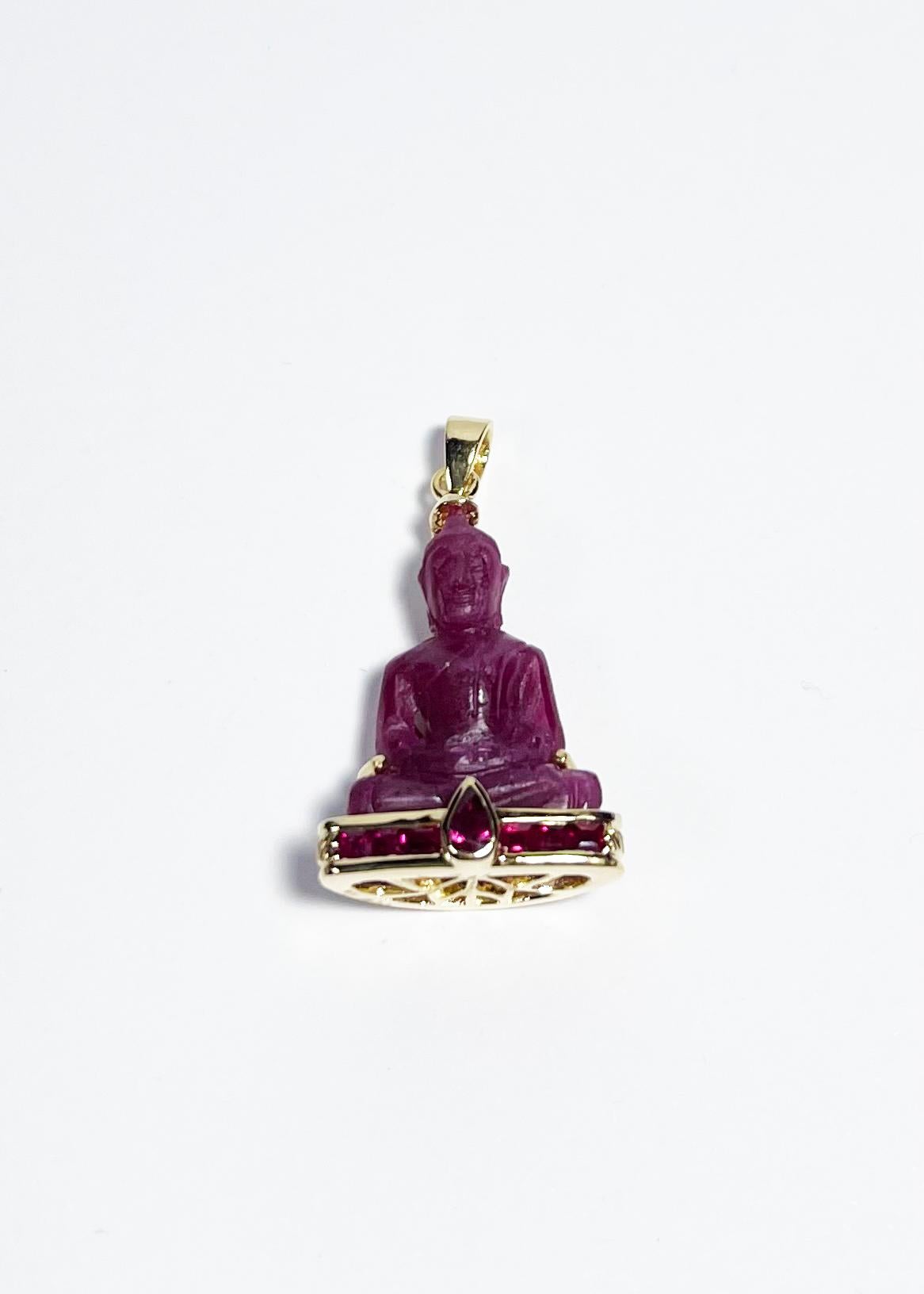 Pendentif bouddha en rubis sculpté serti dans de l'or 18K Neuf - En vente à Bangkok, TH