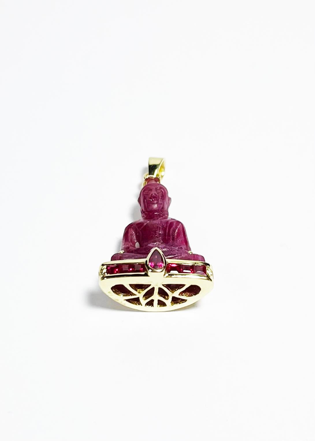 Pendentif bouddha en rubis sculpté serti dans de l'or 18K Pour femmes en vente