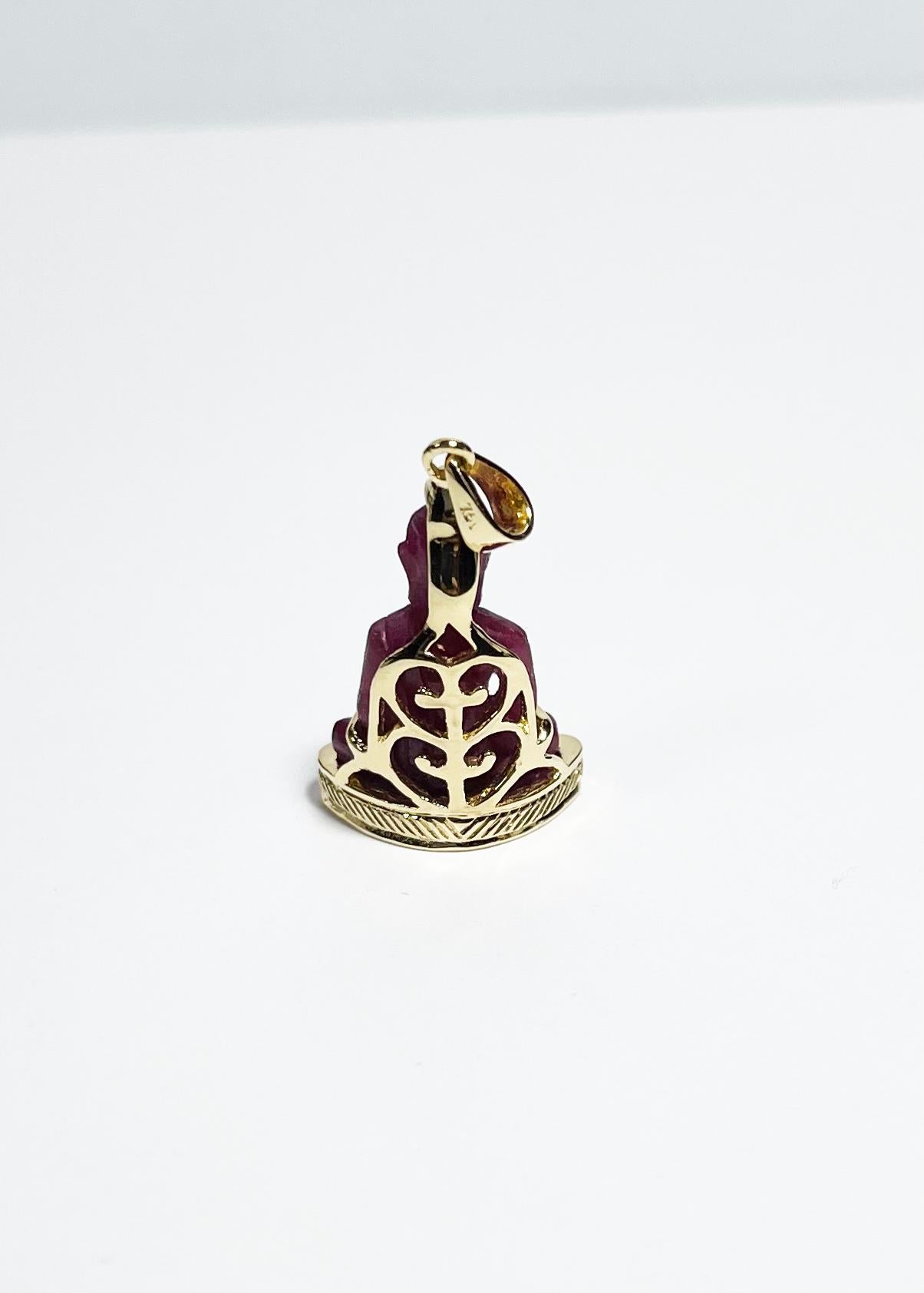 Pendentif bouddha en rubis sculpté serti dans de l'or 18K en vente 2