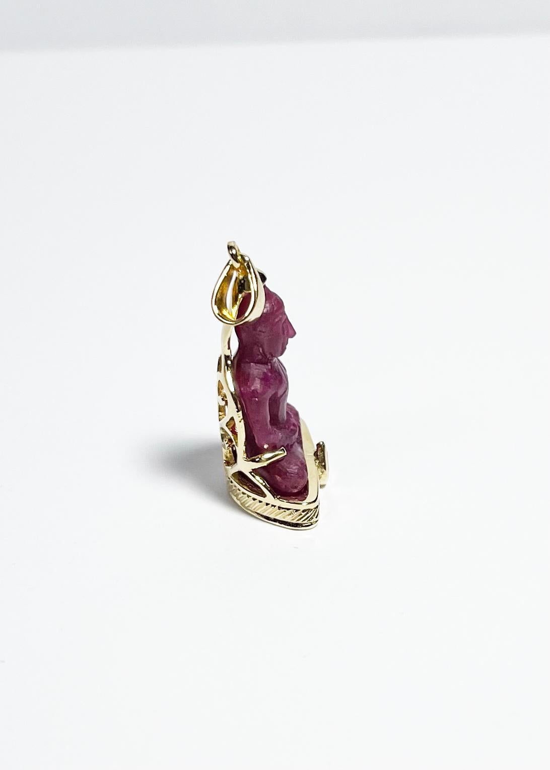 Pendentif bouddha en rubis sculpté serti dans de l'or 18K en vente 3