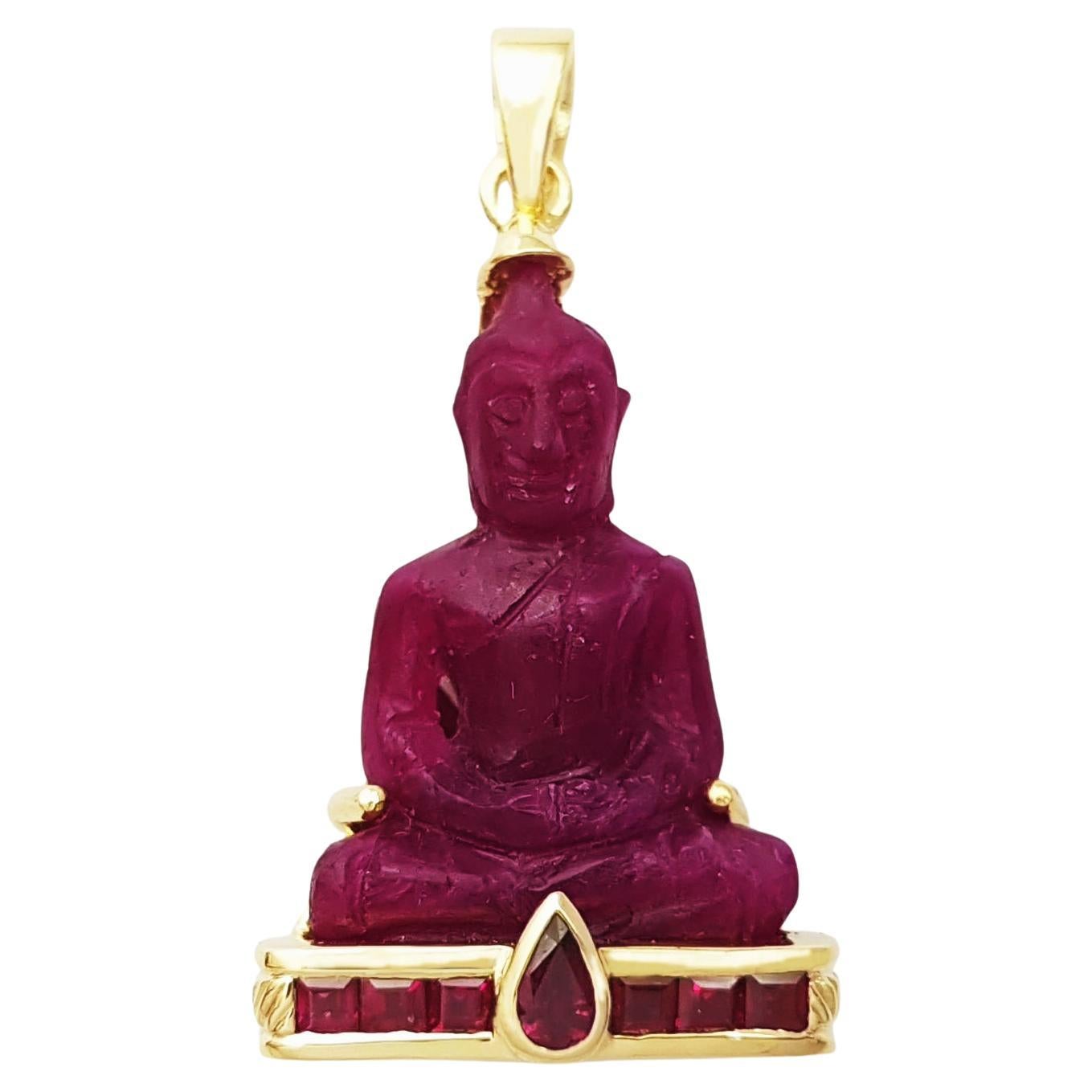Pendentif bouddha en rubis sculpté serti dans de l'or 18K