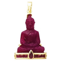 Pendentif bouddha en rubis sculpté serti dans de l'or 18K