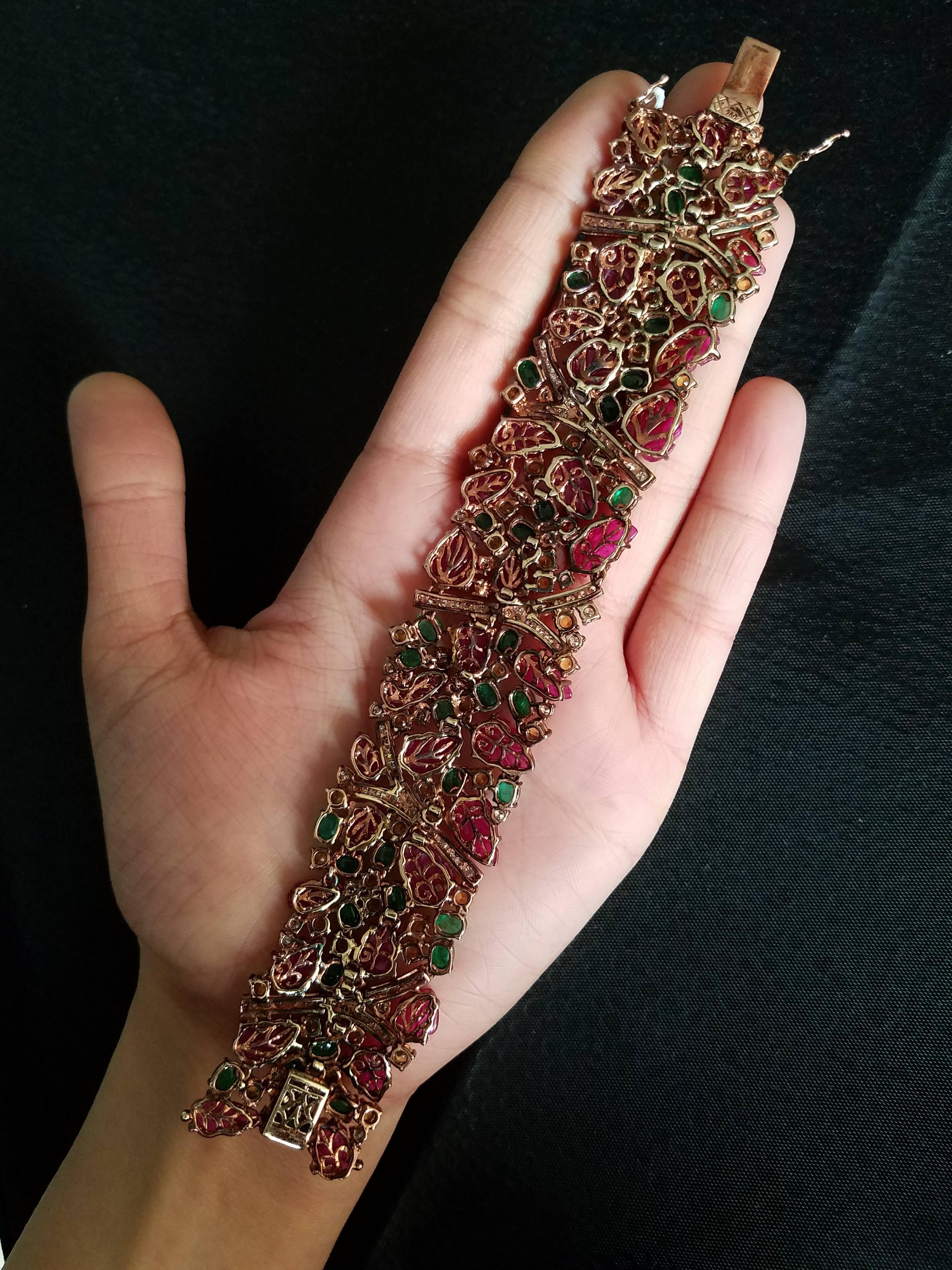 Carved Ruby, Emerald, Sapphire and Diamond 18K Gold Bracelet and Earring Suite In New Condition In Bangkok, Thailand