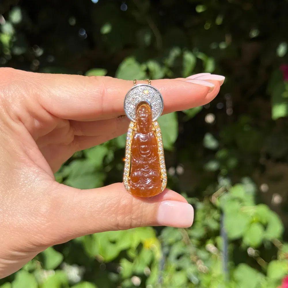 Modernista Carved Rust Jade Buddha and Diamond 2-Tone Gold Vintage Pendant Necklace in vendita