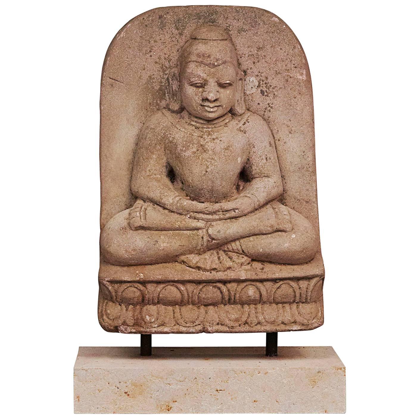 Bouddha en grès sculpté, vers 1600-1700 en vente