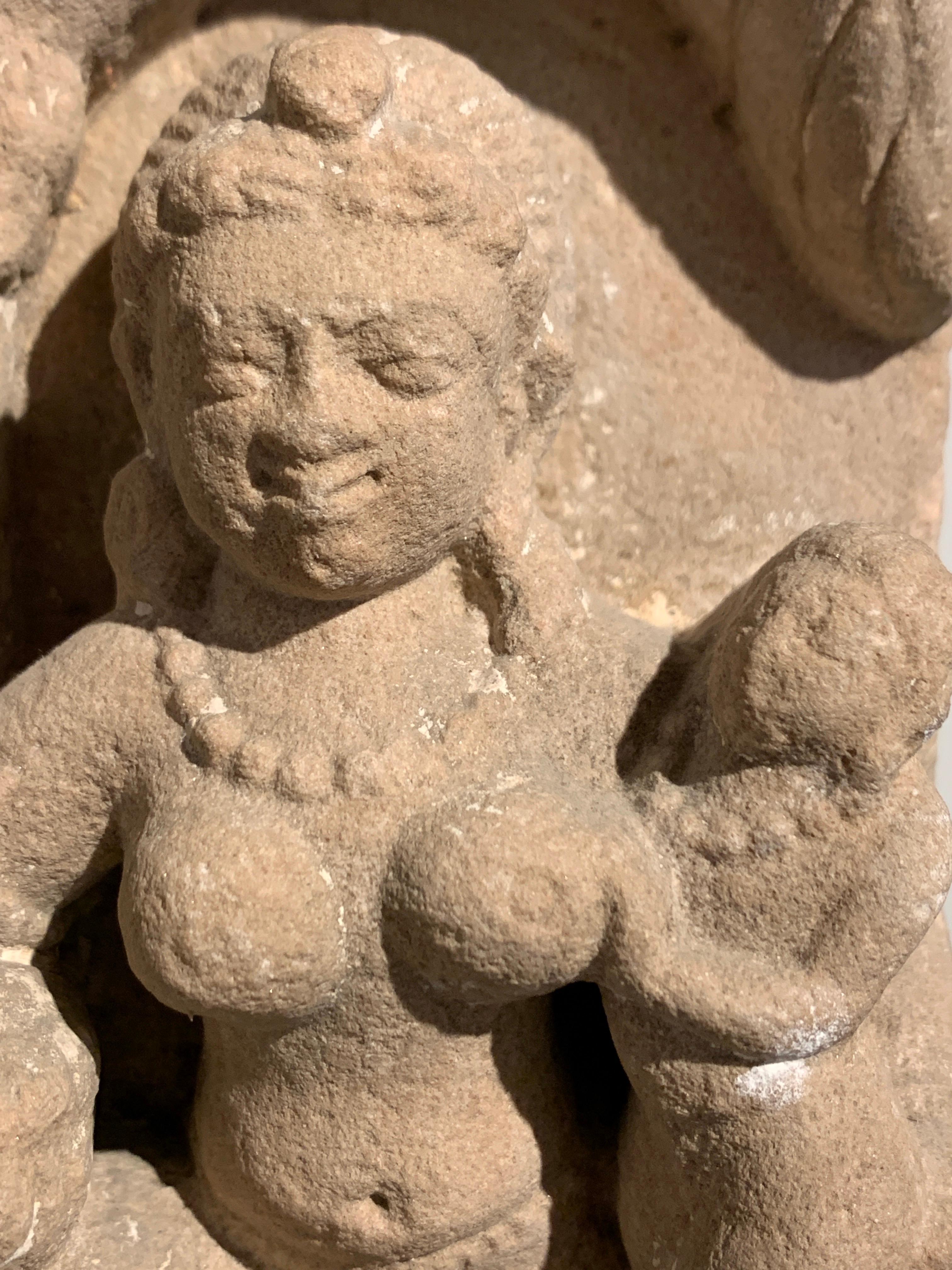 Gruppo familiare Jain in pietra arenaria scolpita, VI-VII secolo, Uttar Pradesh, India in vendita 3