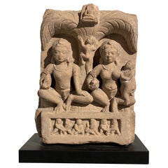 Geschnitzte Jain-Familiengruppe aus Sandstein, 6.-7. Jahrhundert, Uttar Pradesh, Indien