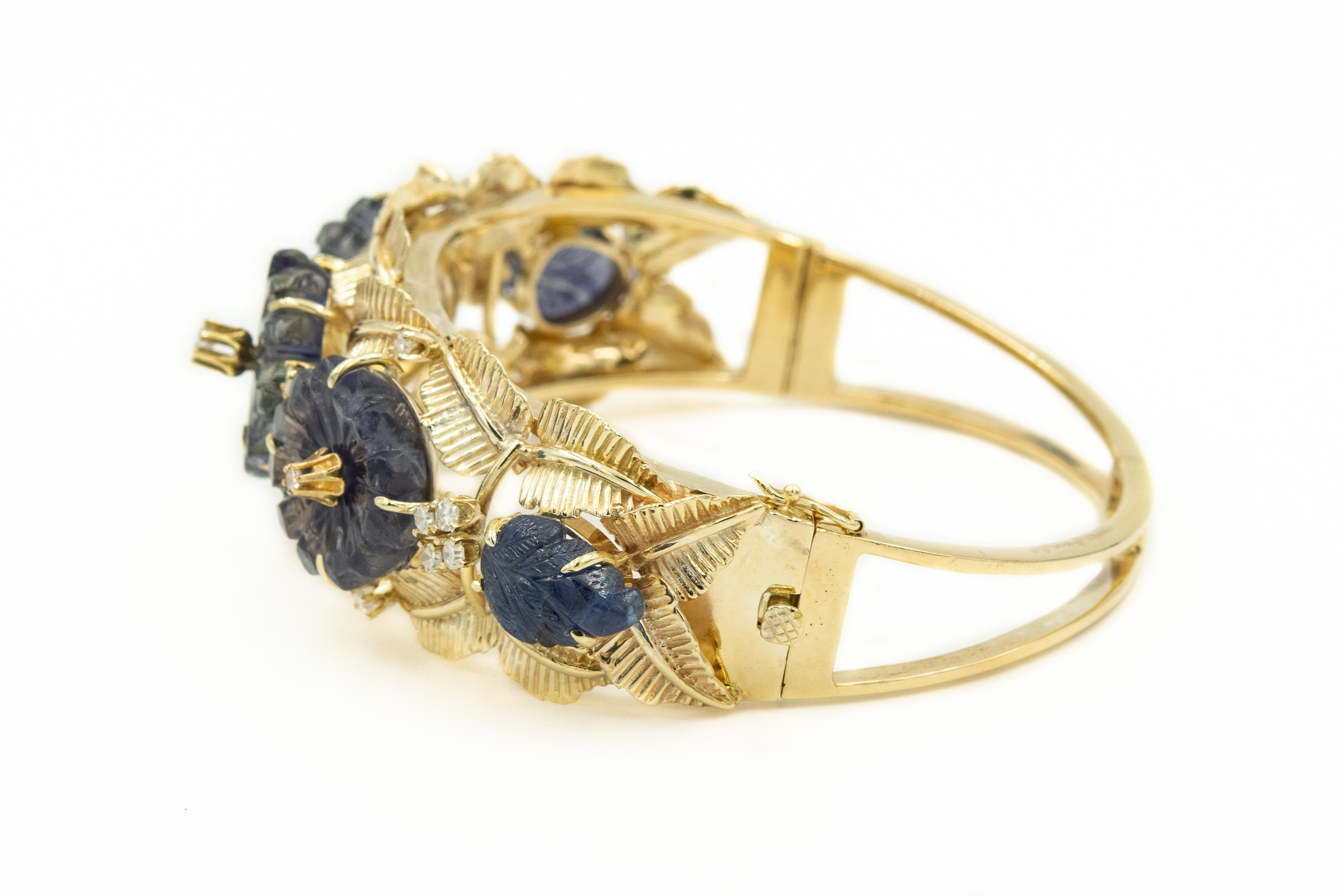 Taille ronde Bracelet jonc en or jaune avec saphirs sculptés et diamants en forme de feuilles de fleurs en vente