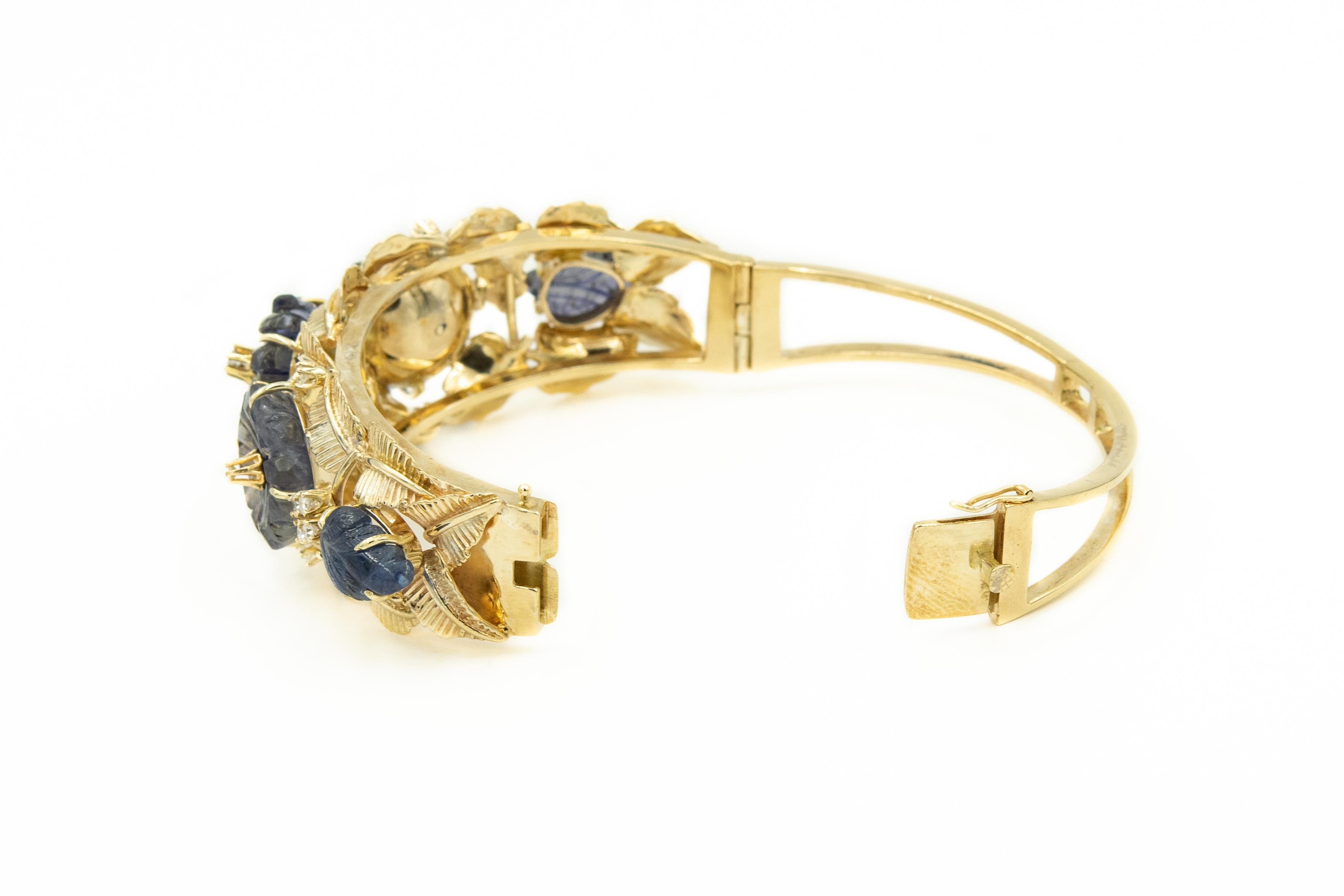 Bracelet jonc en or jaune avec saphirs sculptés et diamants en forme de feuilles de fleurs en vente 1