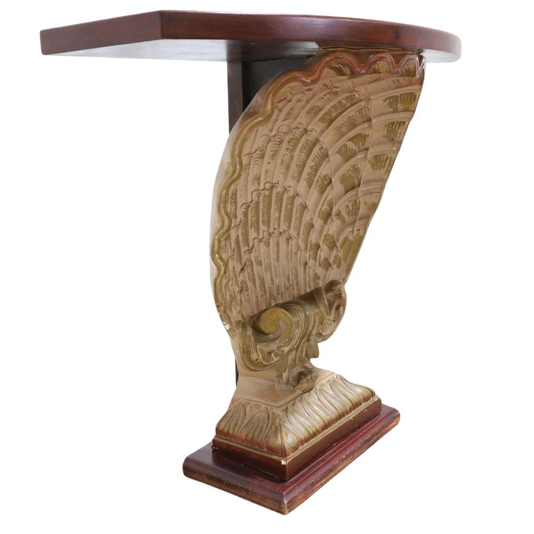 Questa elegante consolle di Grosfeld House presenta una base a forma di conchiglia splendidamente intagliata e dipinta, che emana un senso di stile classico e di arte sofisticata. I dettagli intricati del design a conchiglia aggiungono consistenza e