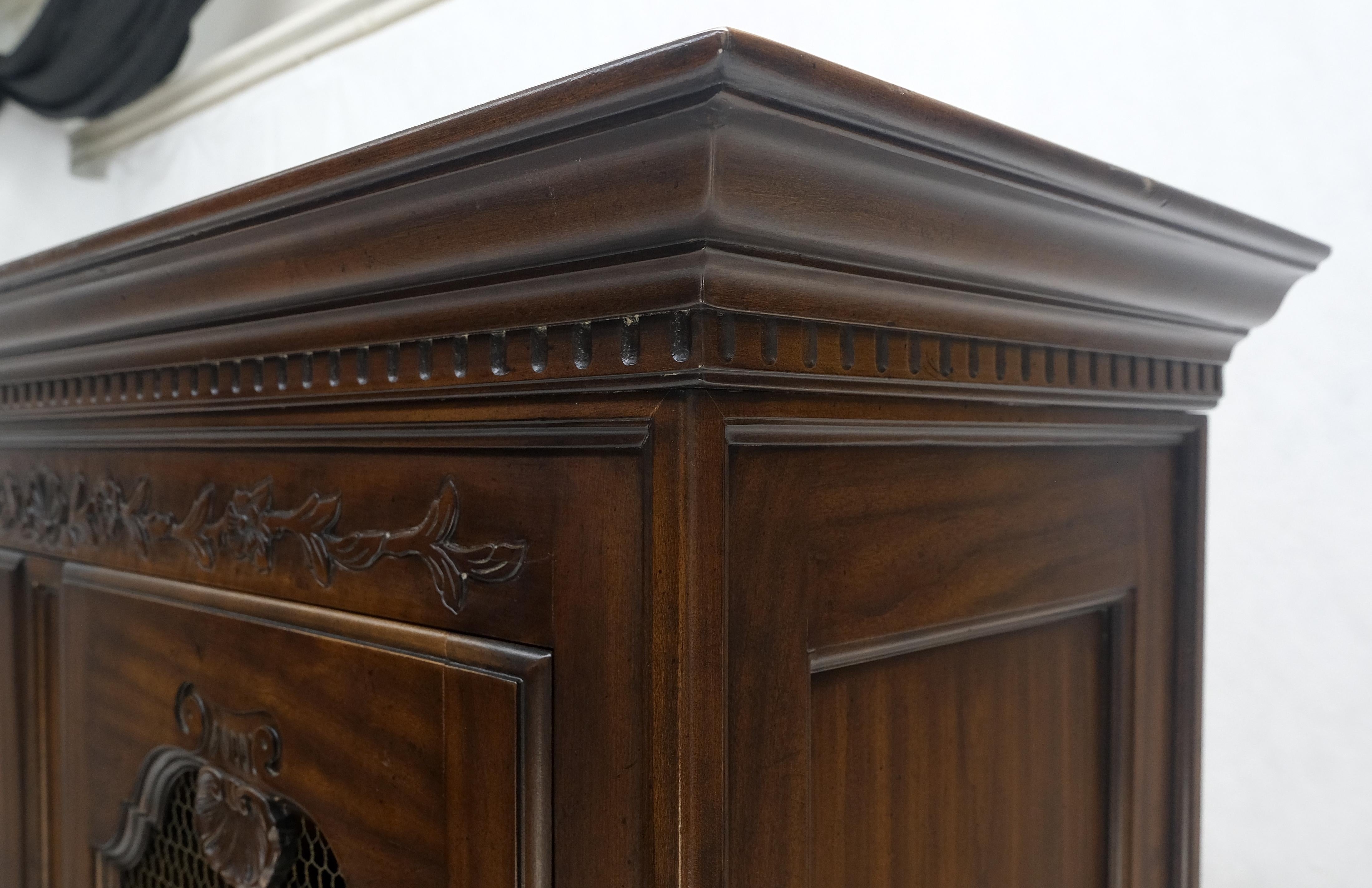 Armoire d'armoire française décorée de festons sculptés à double portes Curio MINT ! en vente 2