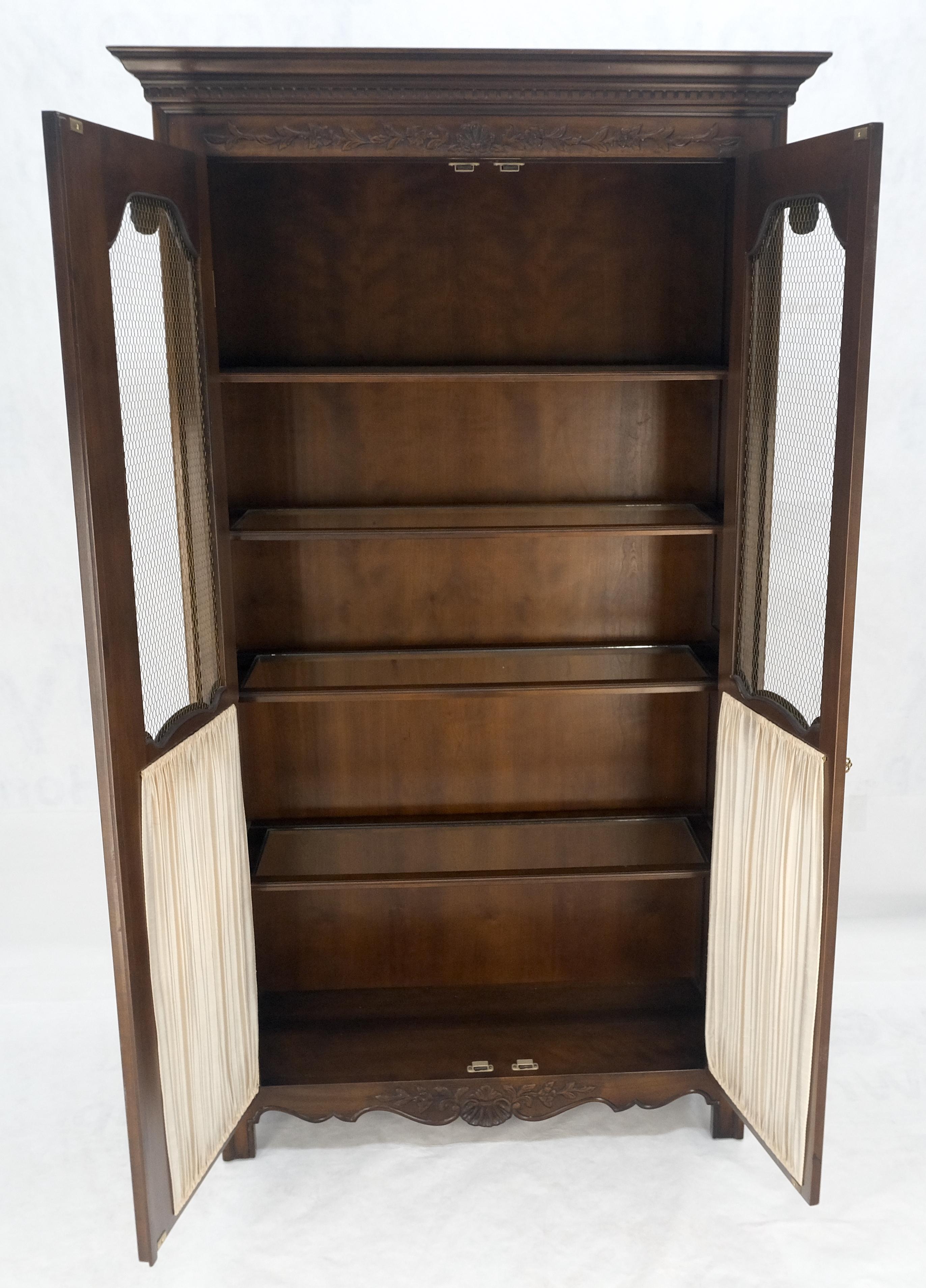 Armoire d'armoire française décorée de festons sculptés à double portes Curio MINT ! en vente 3