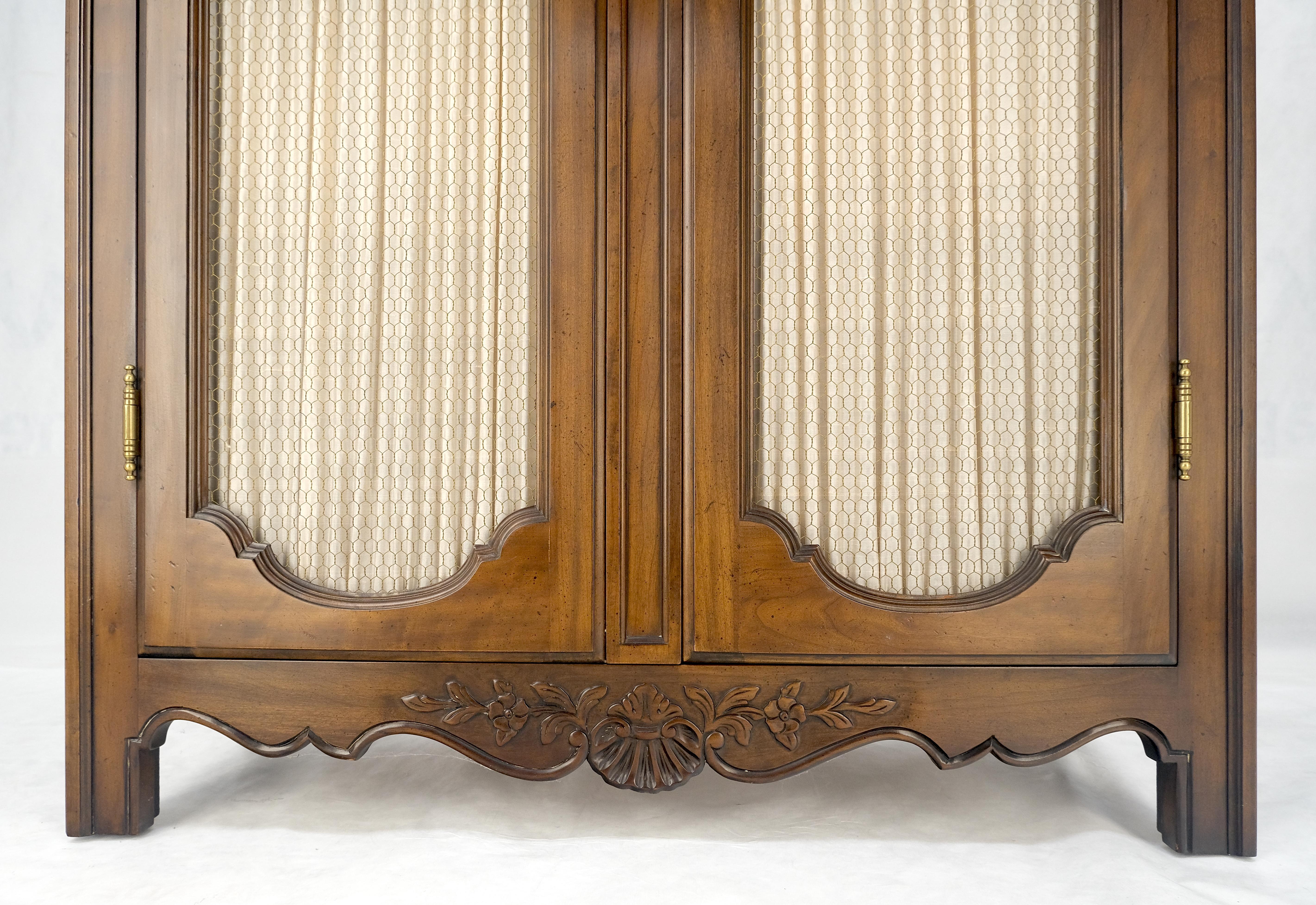 Armoire d'armoire française décorée de festons sculptés à double portes Curio MINT ! en vente 4