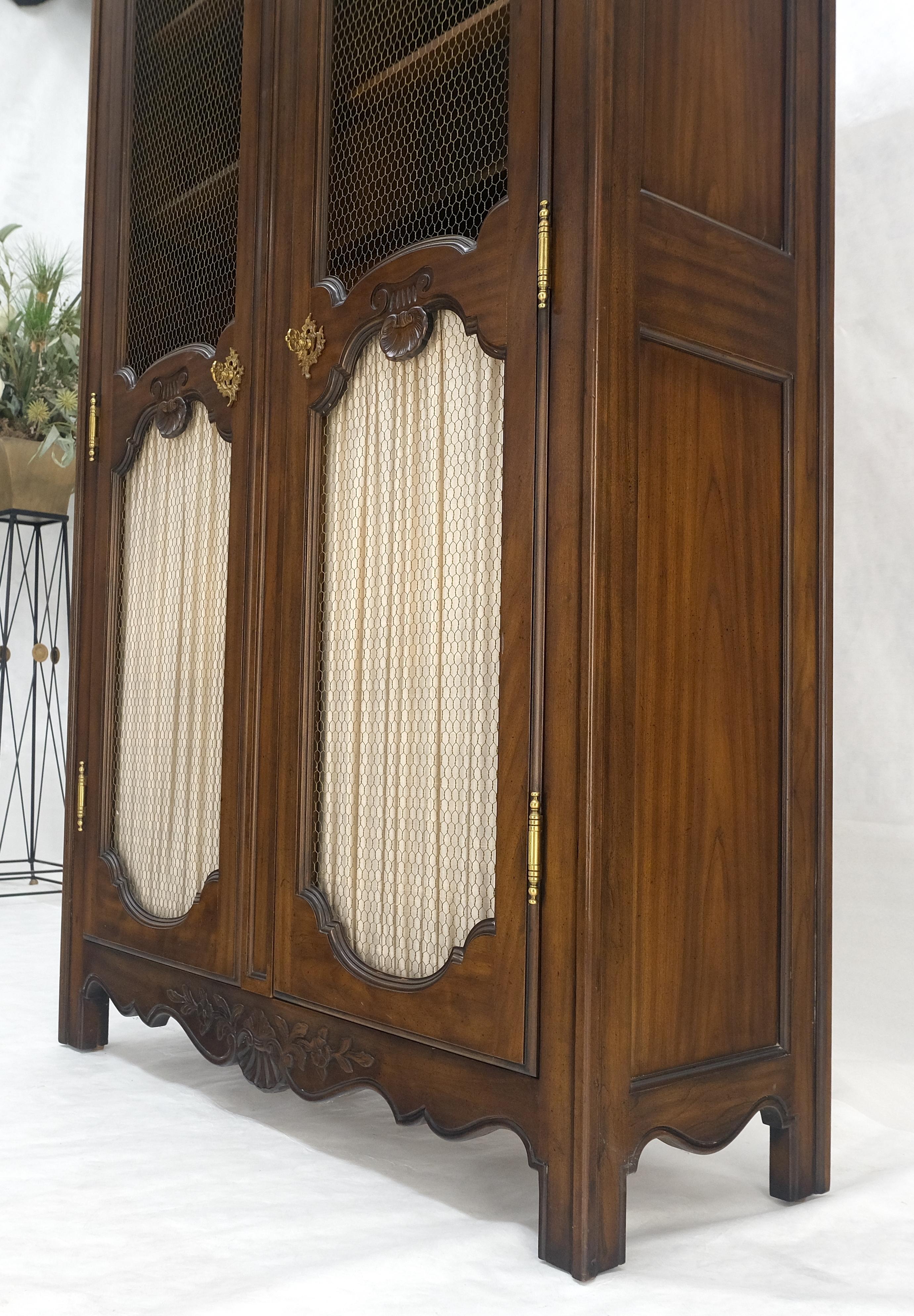 Armoire d'armoire française décorée de festons sculptés à double portes Curio MINT ! en vente 5