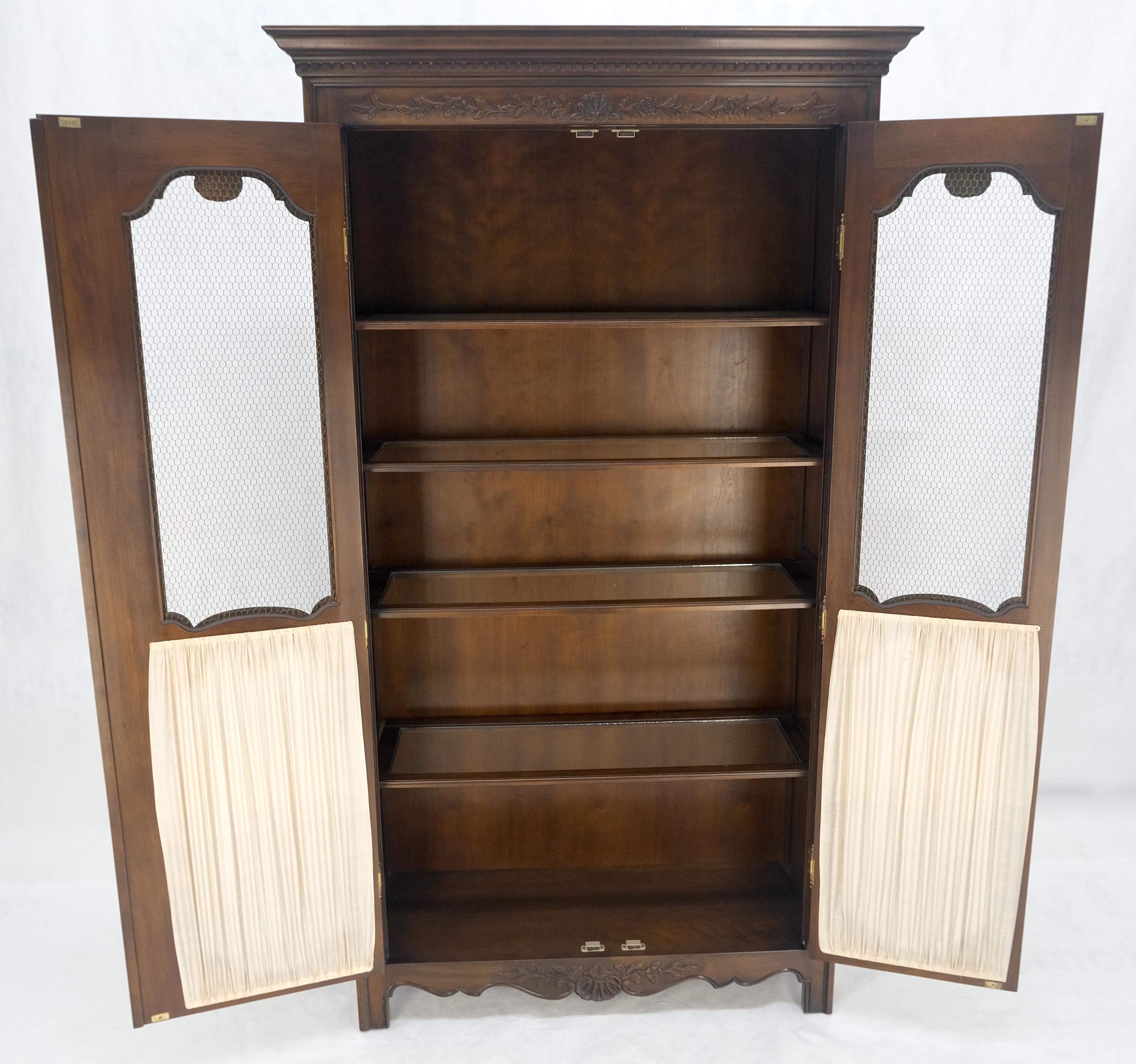 Armoire d'armoire française décorée de festons sculptés à double portes Curio MINT ! en vente 6