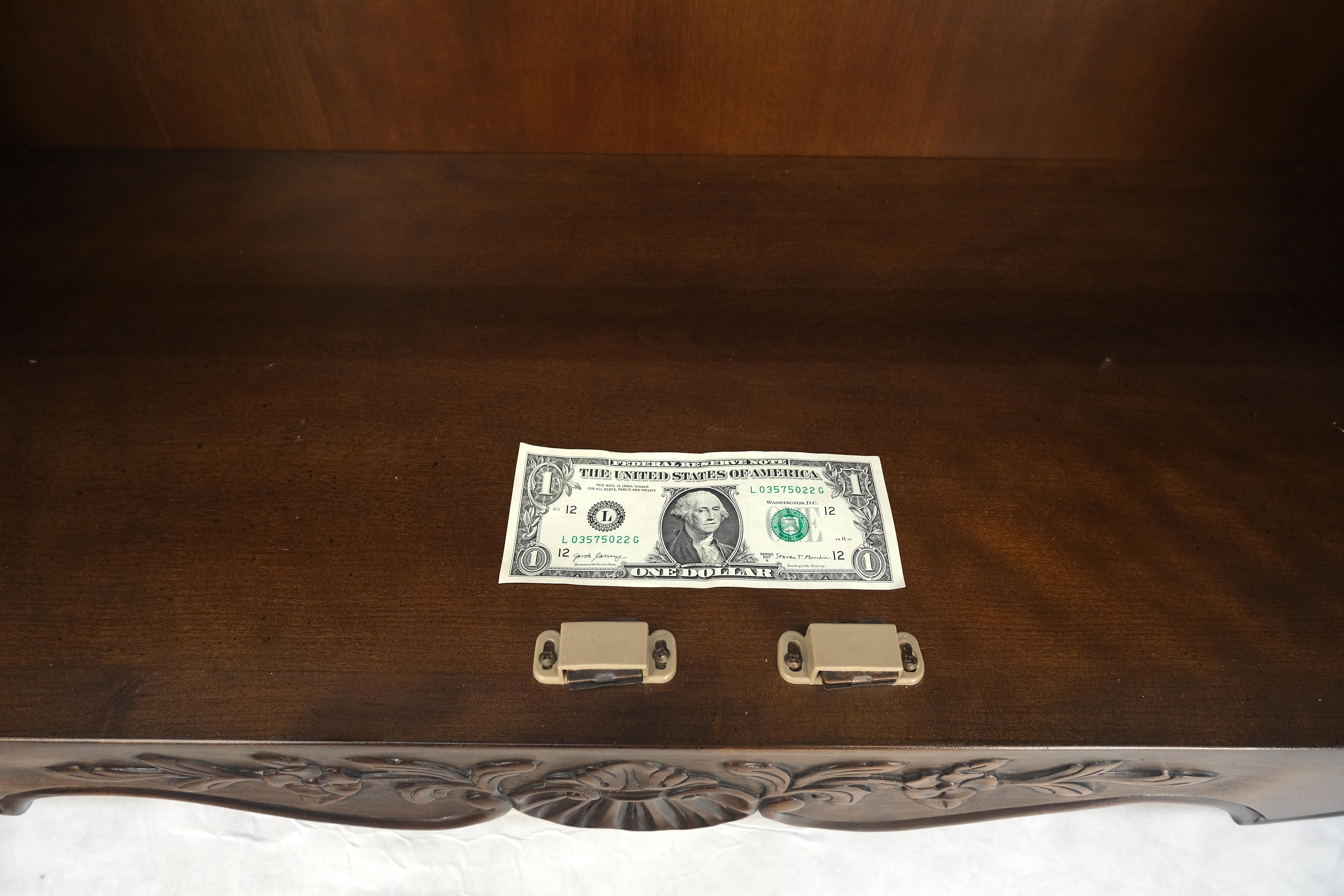 Armoire d'armoire française décorée de festons sculptés à double portes Curio MINT ! en vente 7
