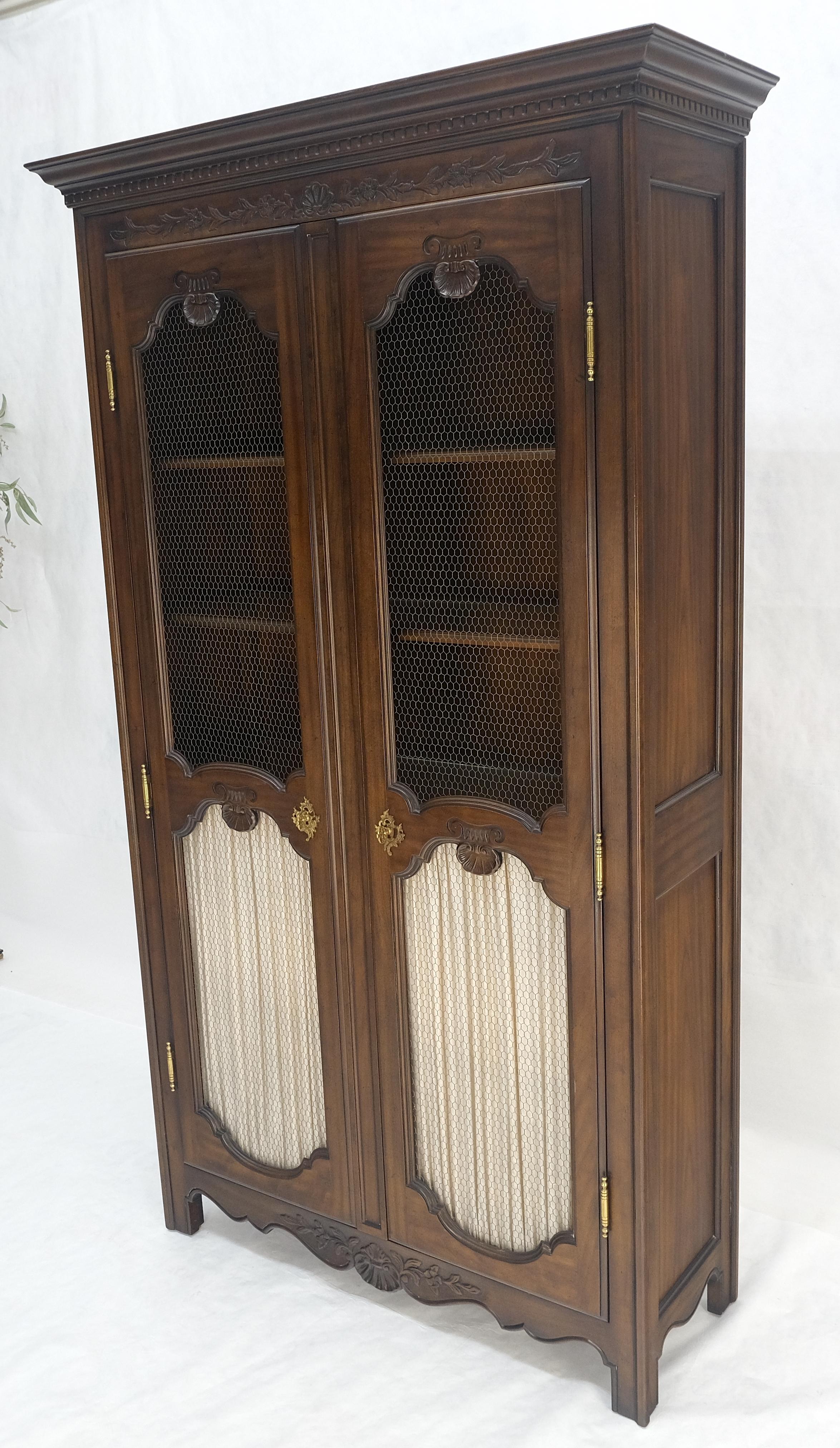 Armoire d'armoire française décorée de festons sculptés à double portes Curio MINT ! en vente 8