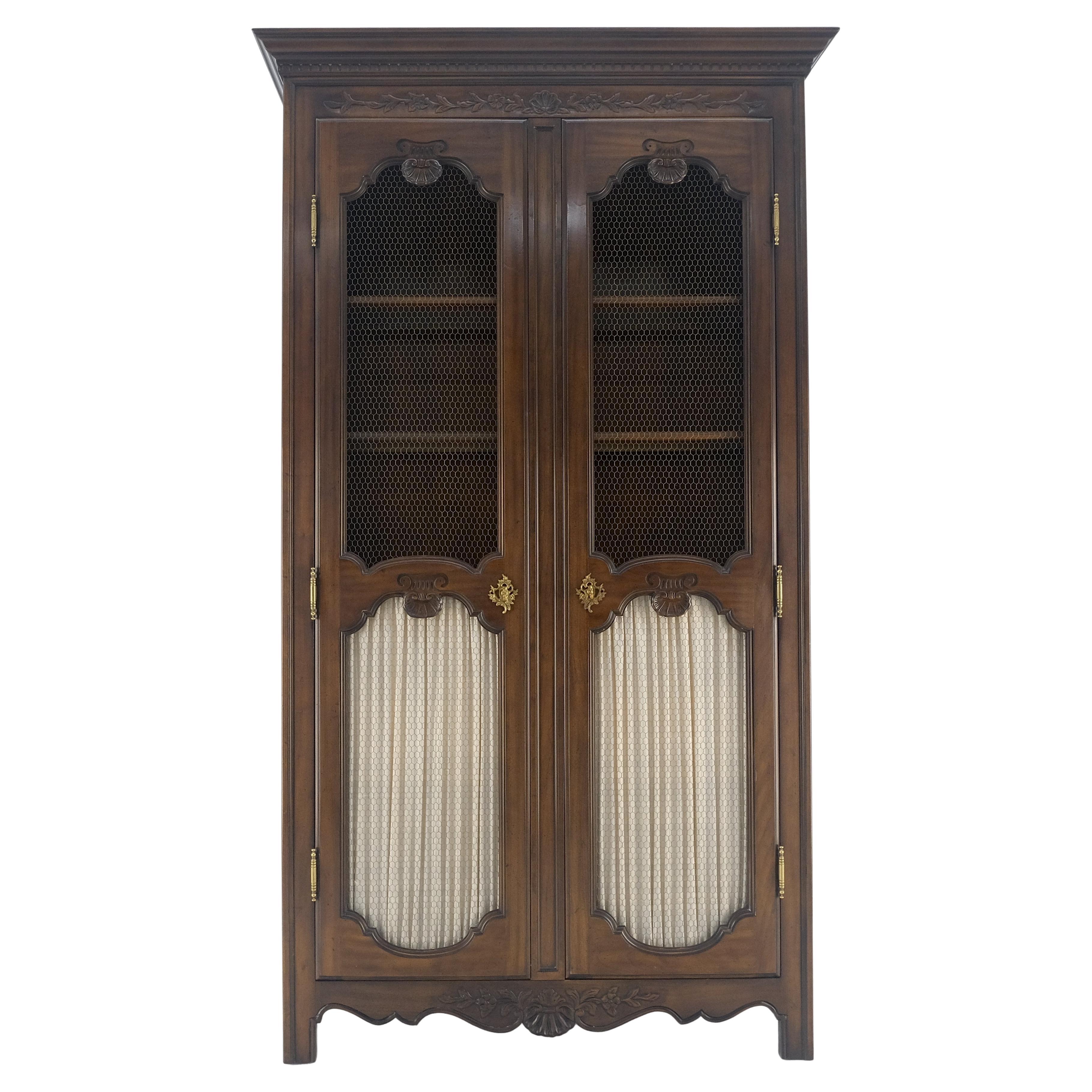 Mid-Century Modern Armoire d'armoire française décorée de festons sculptés à double portes Curio MINT ! en vente