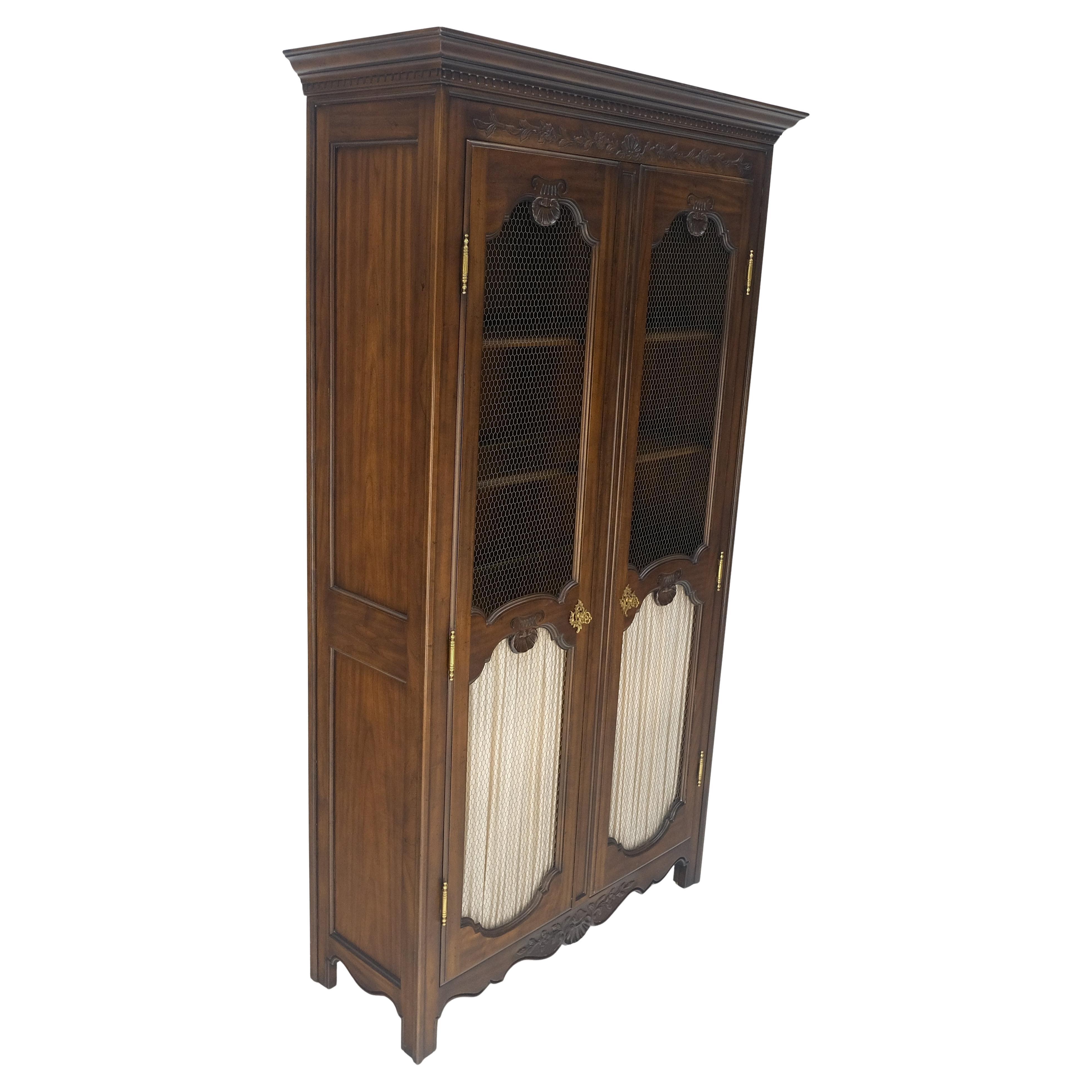 Américain Armoire d'armoire française décorée de festons sculptés à double portes Curio MINT ! en vente