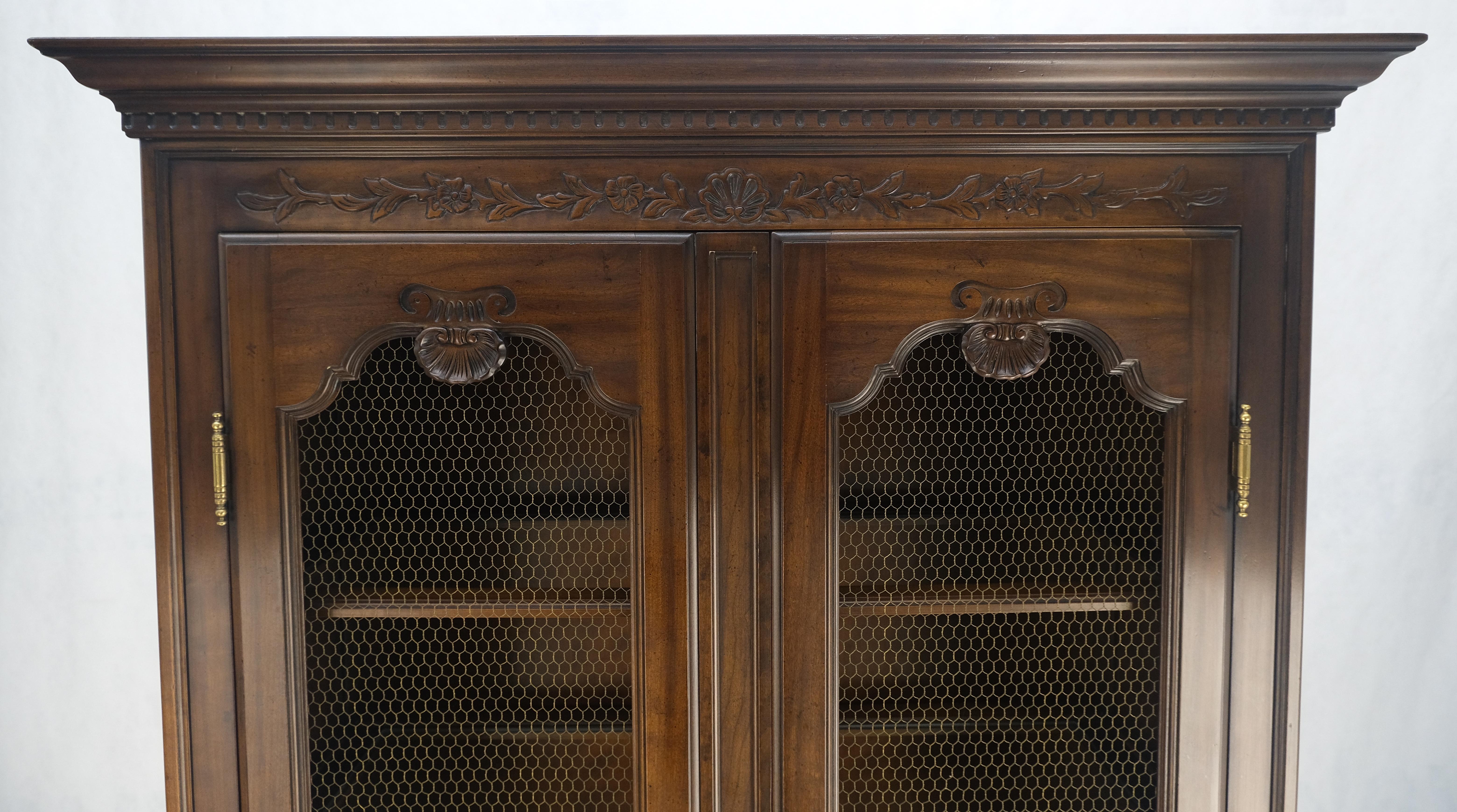 Laqué Armoire d'armoire française décorée de festons sculptés à double portes Curio MINT ! en vente