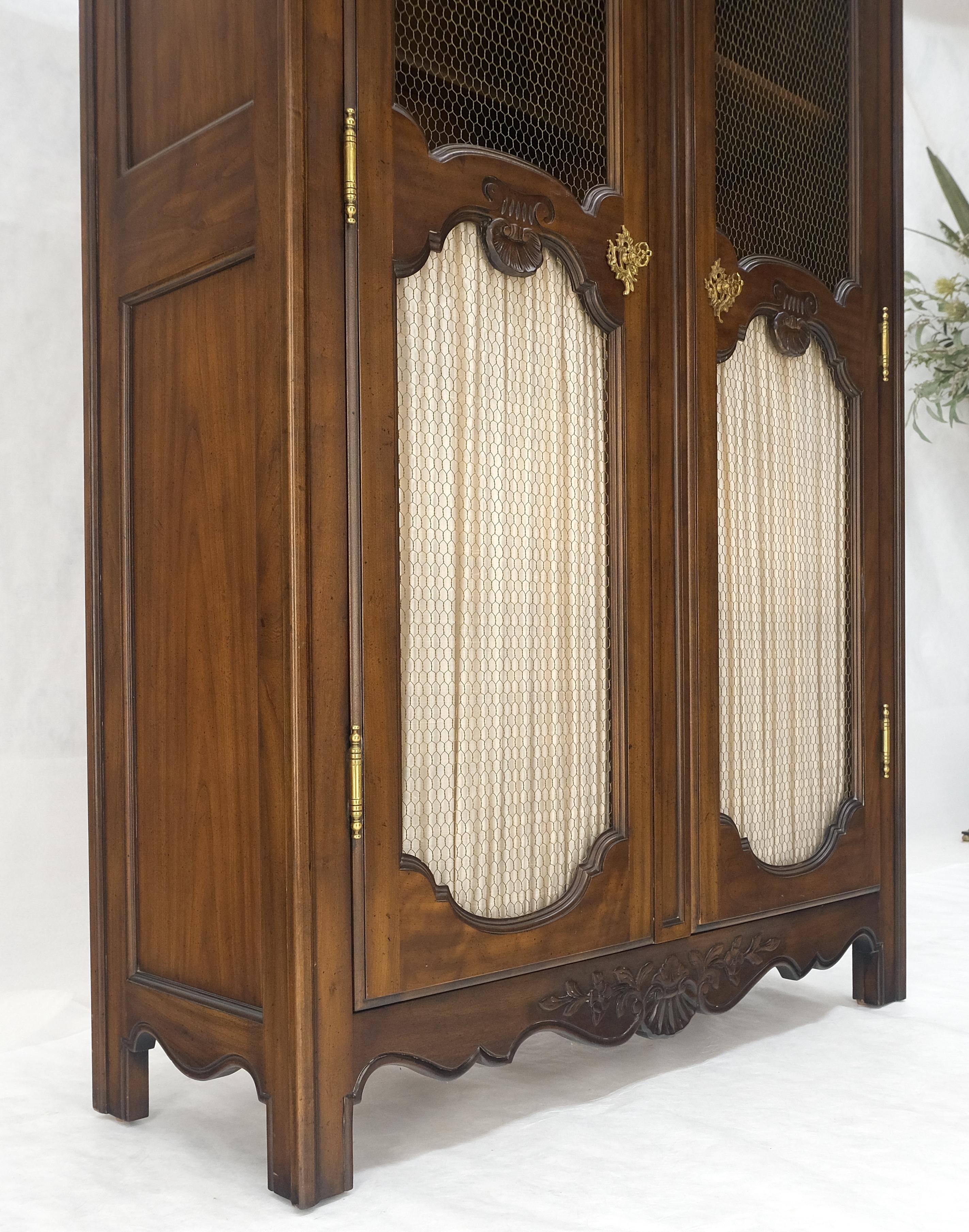 20ième siècle Armoire d'armoire française décorée de festons sculptés à double portes Curio MINT ! en vente