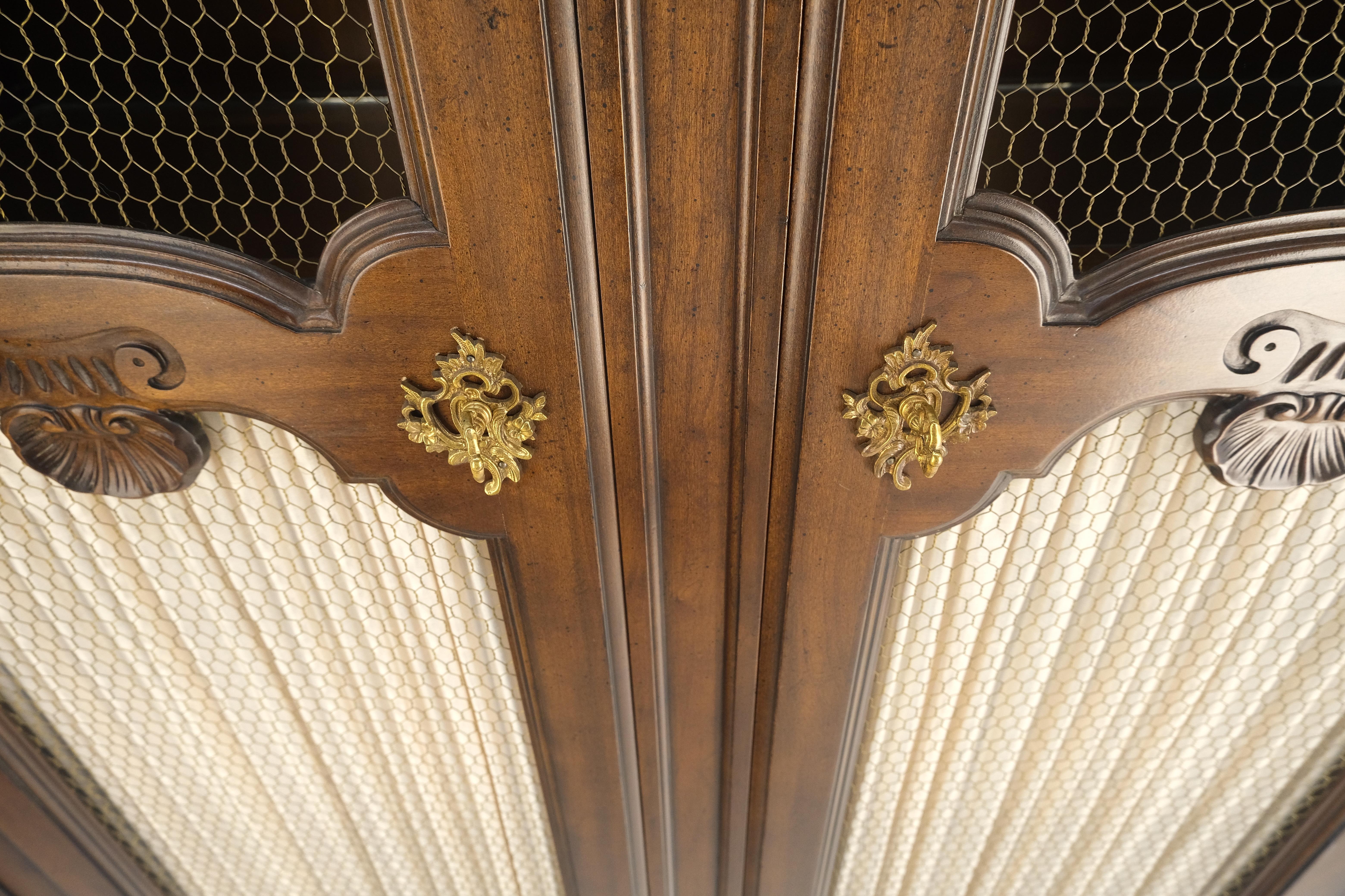 Laiton Armoire d'armoire française décorée de festons sculptés à double portes Curio MINT ! en vente