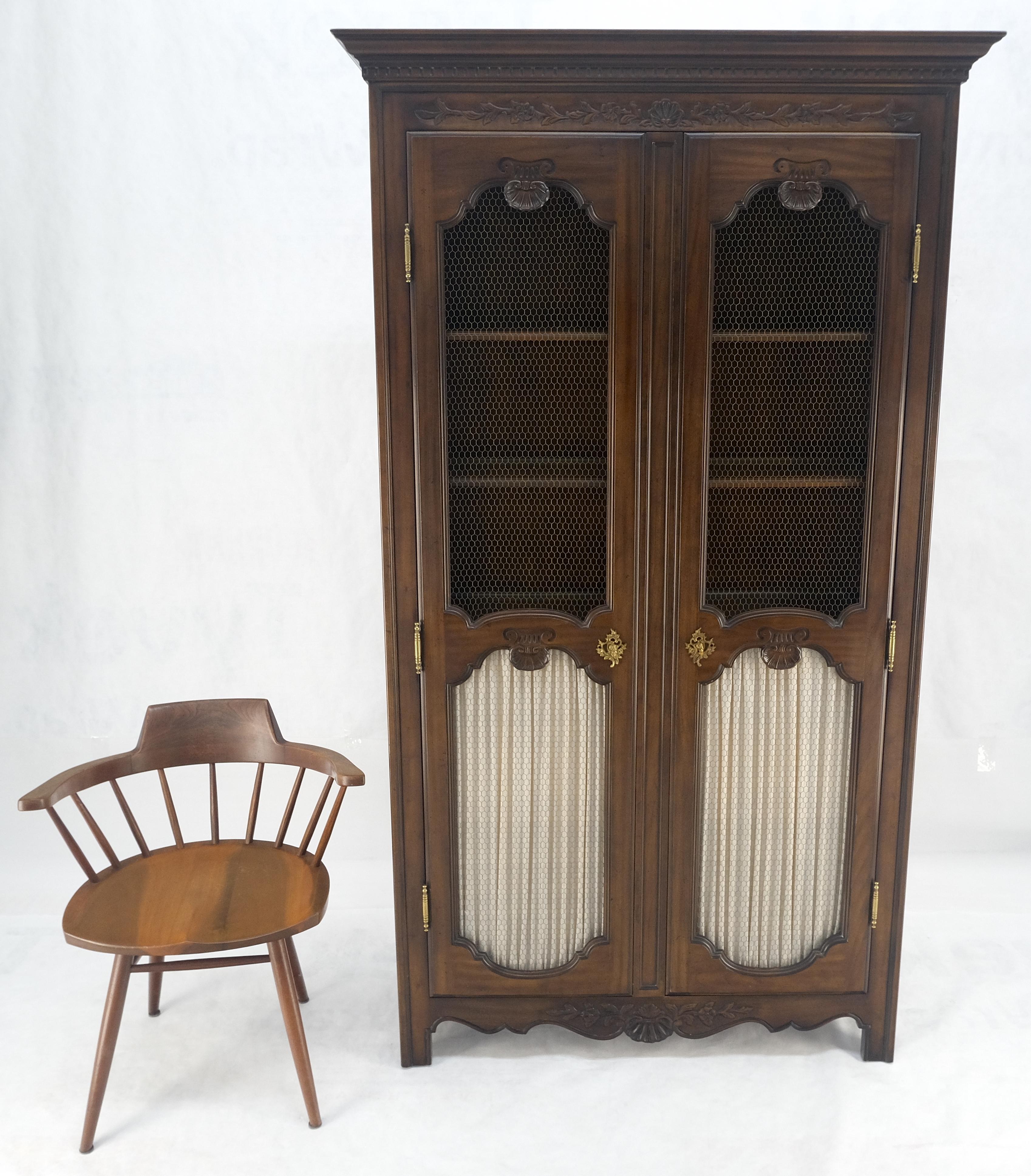 Armoire d'armoire française décorée de festons sculptés à double portes Curio MINT ! en vente 1
