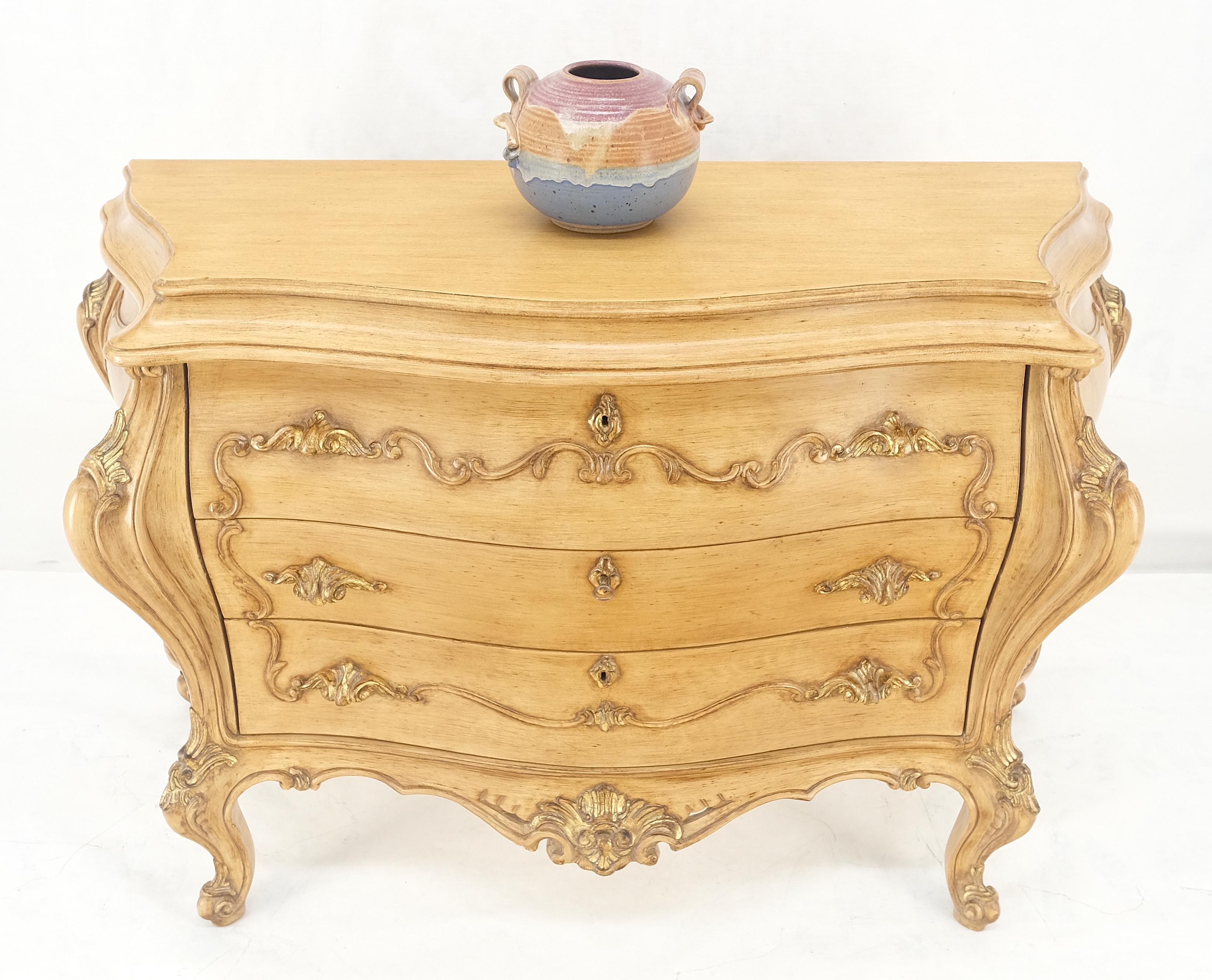 Console à 3 tiroirs de style Bombay peinte et décorée de volutes sculptées en vente 3