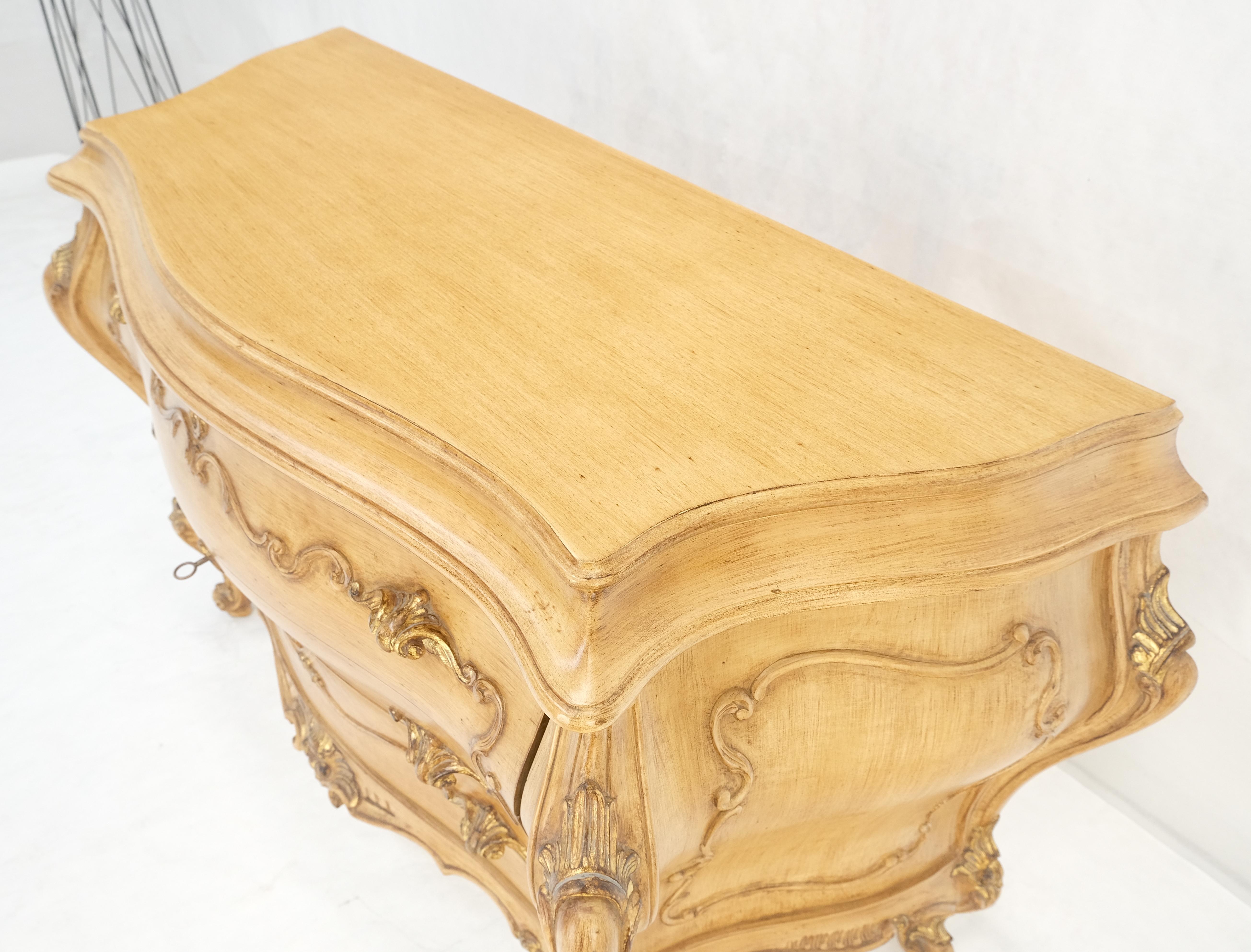 Console à 3 tiroirs de style Bombay peinte et décorée de volutes sculptées en vente 5