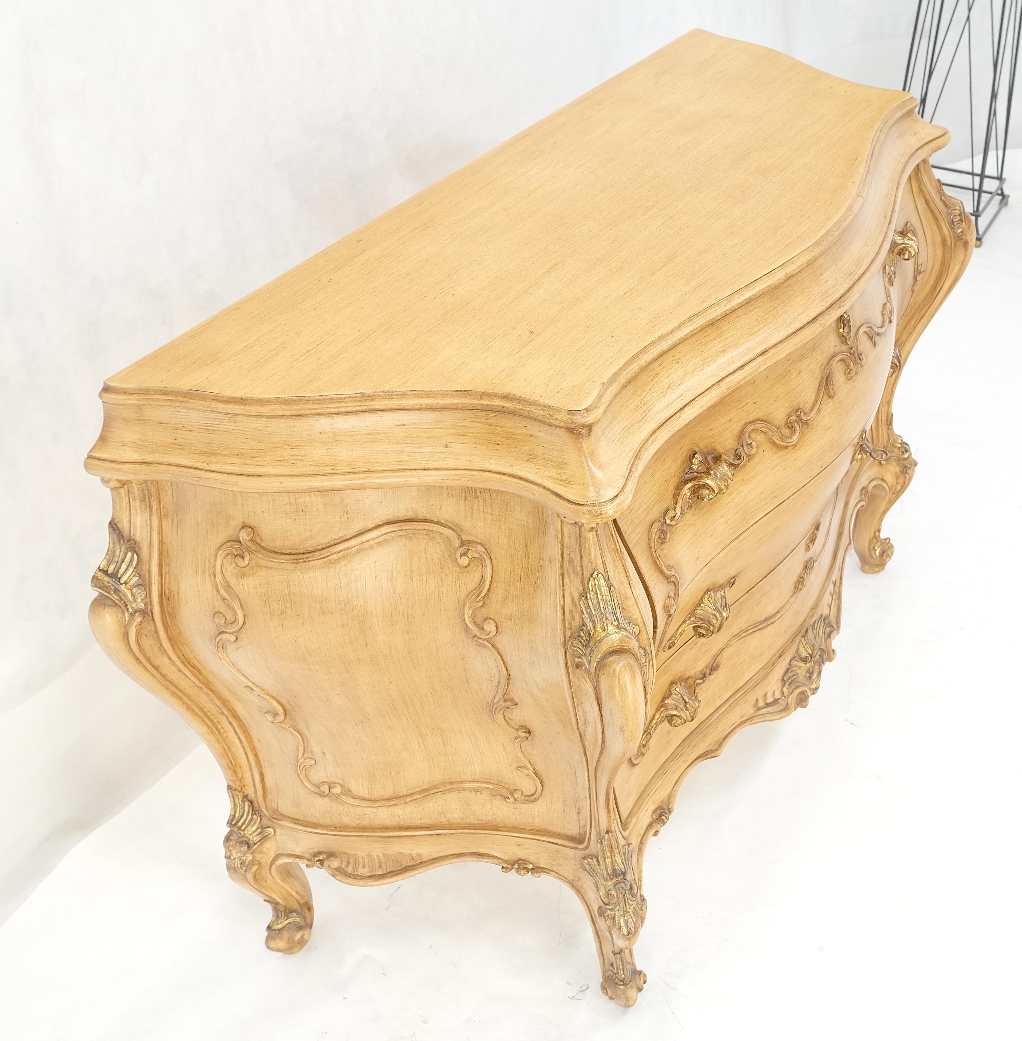 Console à 3 tiroirs de style Bombay peinte et décorée de volutes sculptées en vente 7
